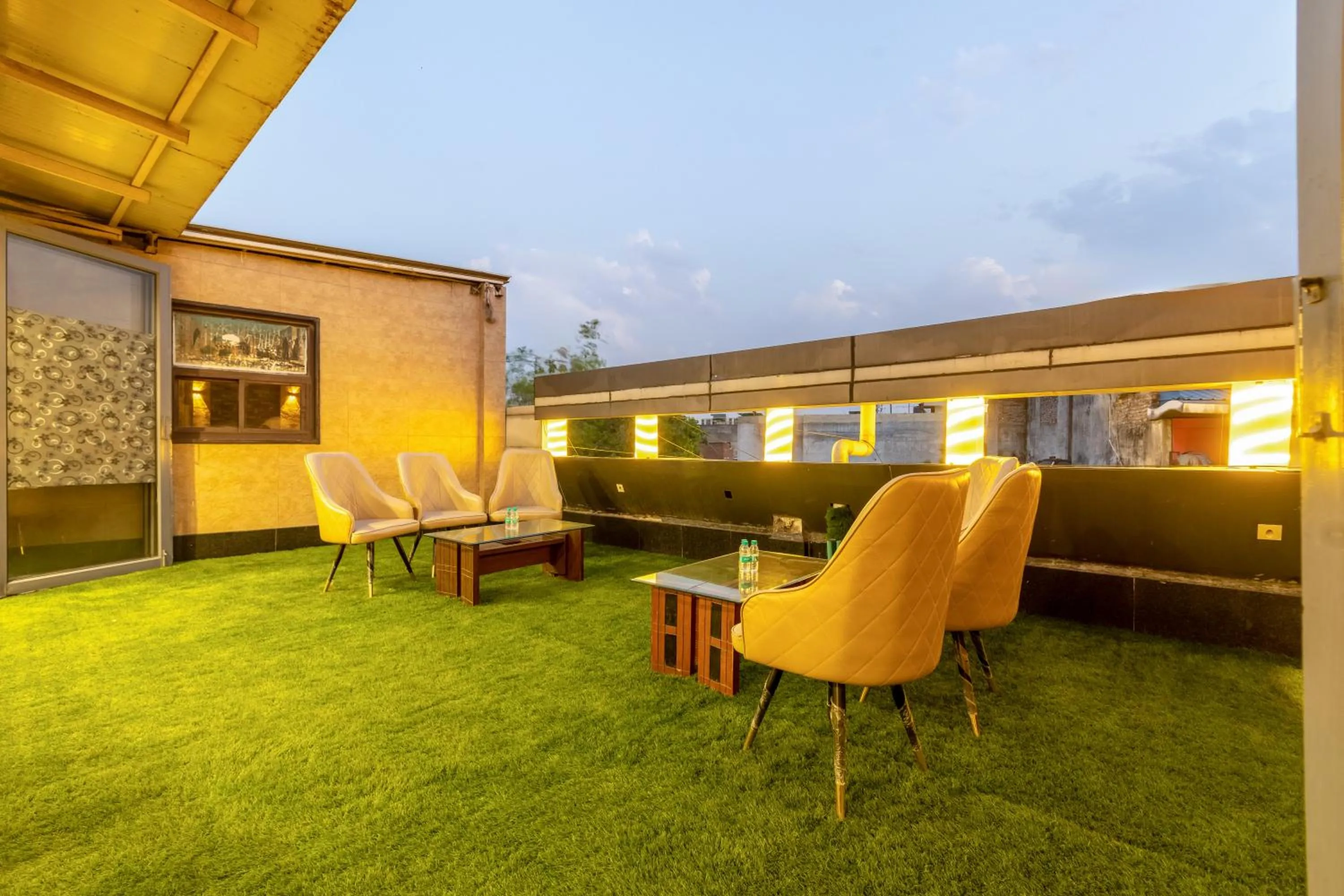 Restaurant/places to eat in Hotel Vanson Villa, City Centre - With Free Airport & Train Station Pickup