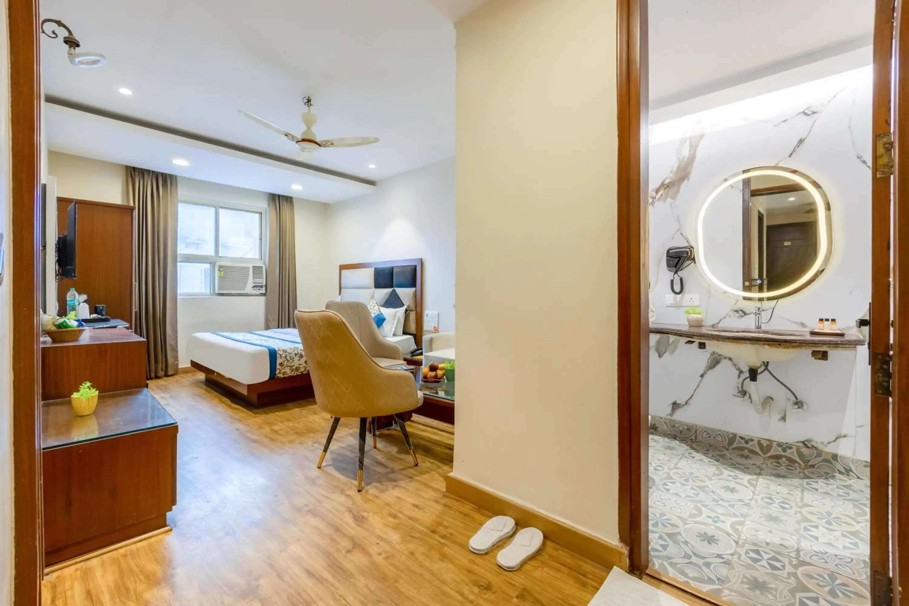 Deluxe Double Room with one way Airport Transfer in Hotel Vanson Villa, City Centre - With Free Airport & Train Station Pickup Deluxe Double Room with one way Airport Transfer in Hotel Vanson Villa, City Centre - With Free Airport & Train Station Pickup