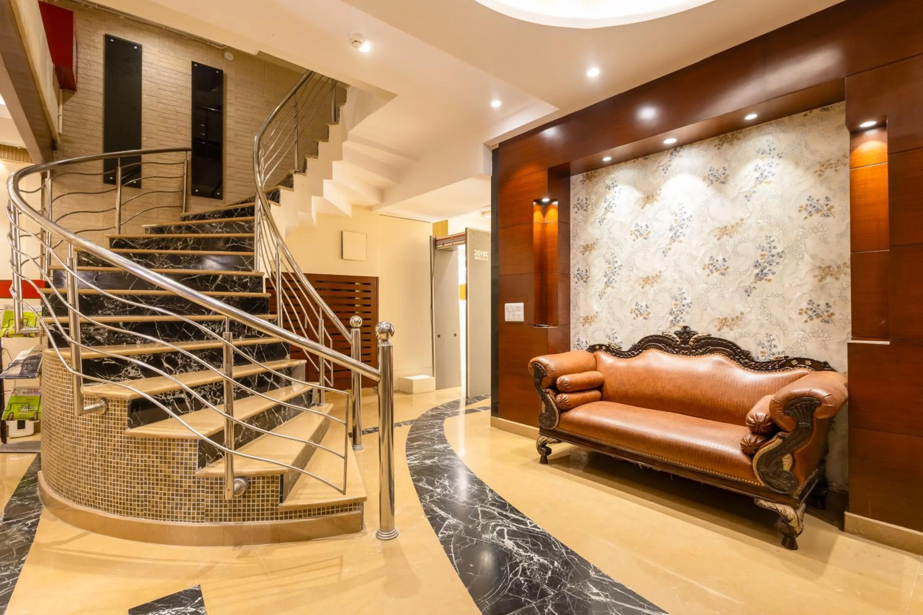 Lobby or reception in Hotel Vanson Villa, City Centre - With Free Airport & Train Station Pickup