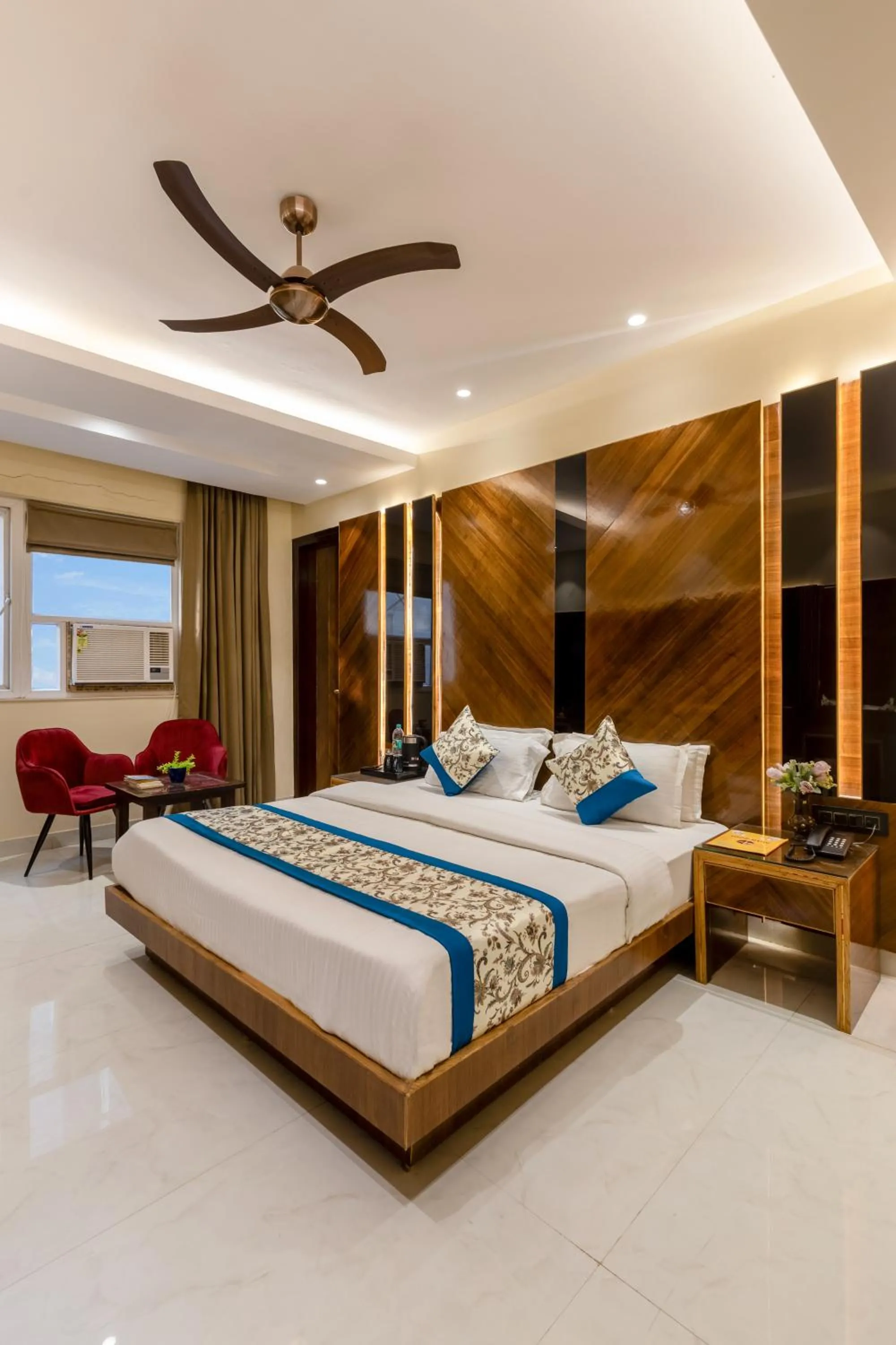 Living room, Bed in Hotel Vanson Villa, City Centre - With Free Airport & Train Station Pickup