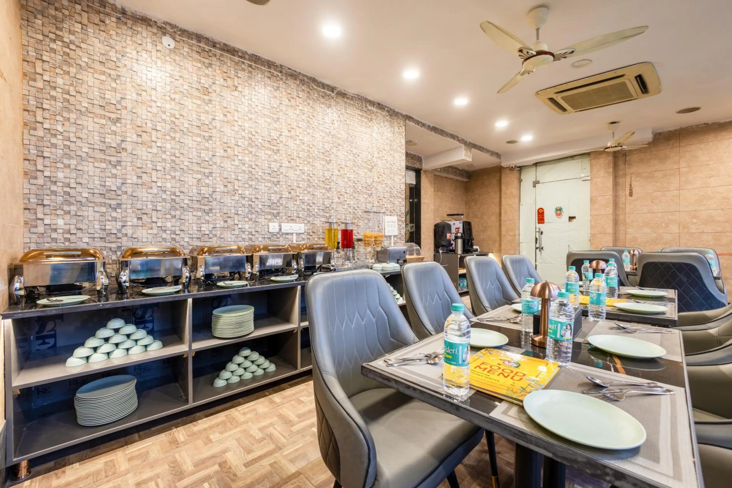 Restaurant/places to eat in Hotel Vanson Villa, City Centre - With Free Airport & Train Station Pickup