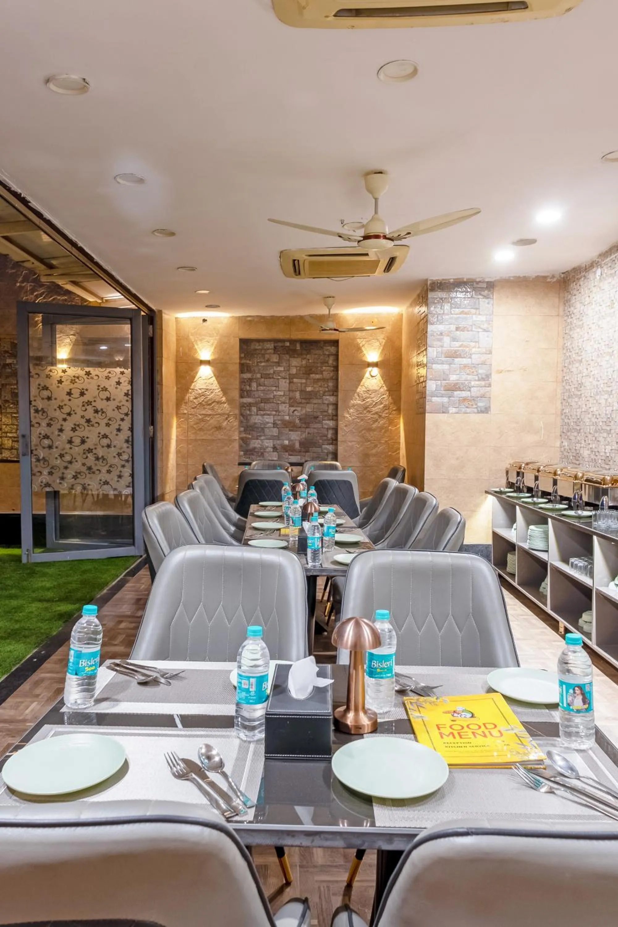 Restaurant/places to eat in Hotel Vanson Villa, City Centre - With Free Airport & Train Station Pickup