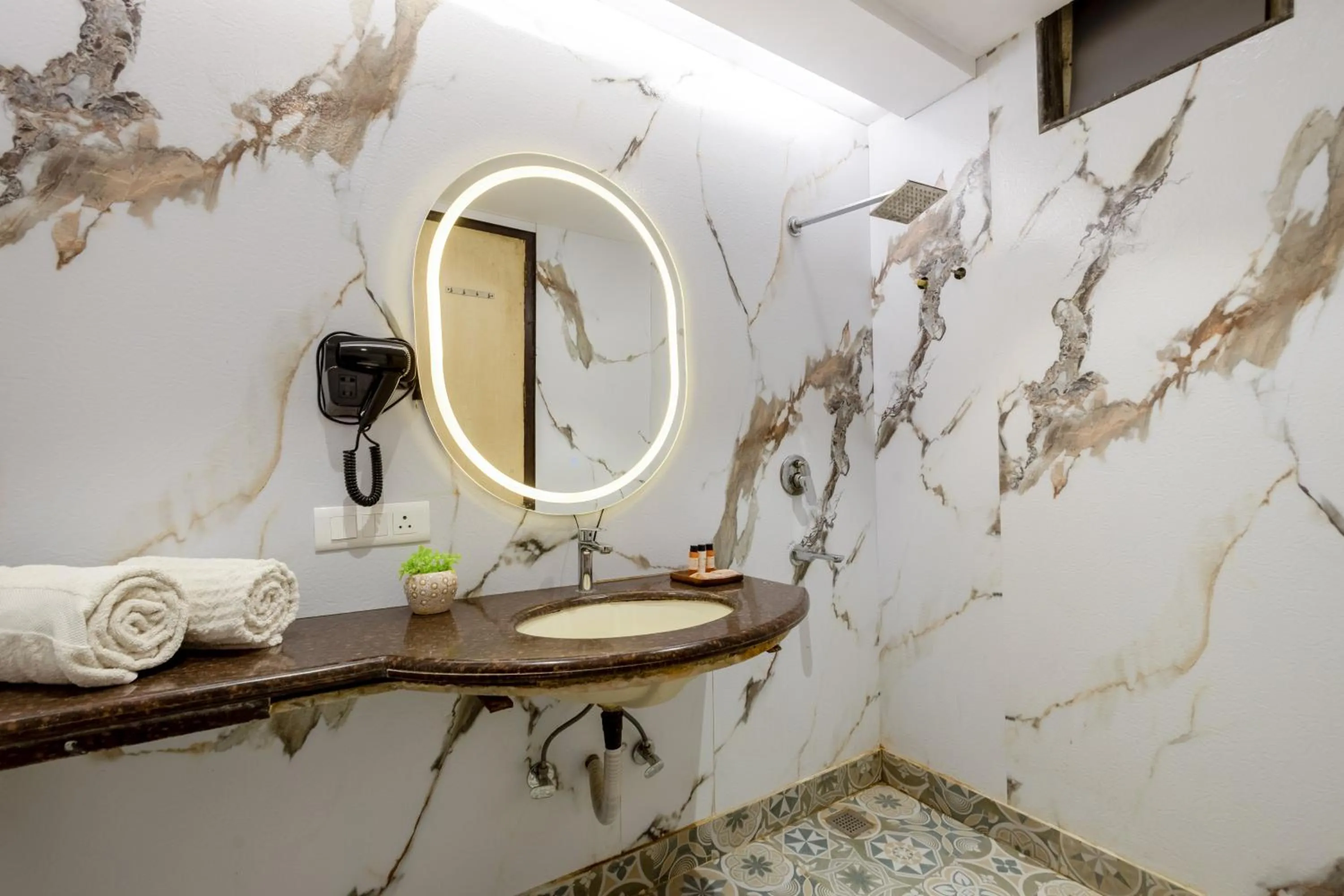 Bathroom in Hotel Vanson Villa, City Centre - With Free Airport & Train Station Pickup