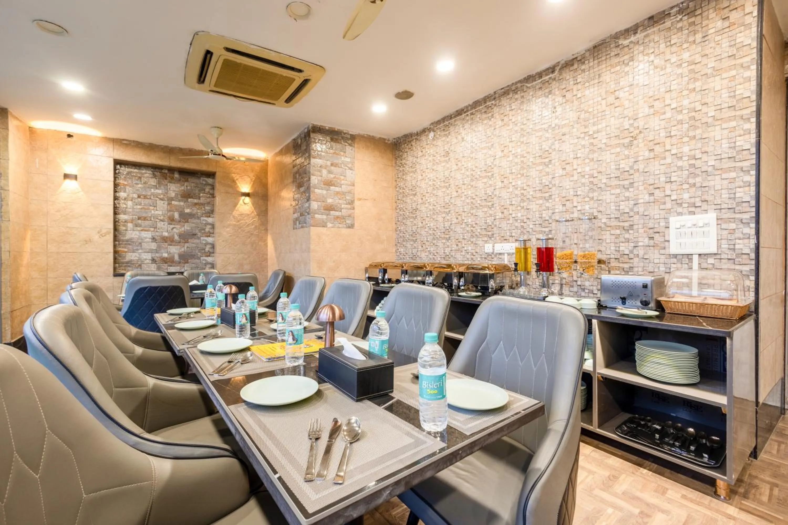 Restaurant/places to eat in Hotel Vanson Villa, City Centre - With Free Airport & Train Station Pickup