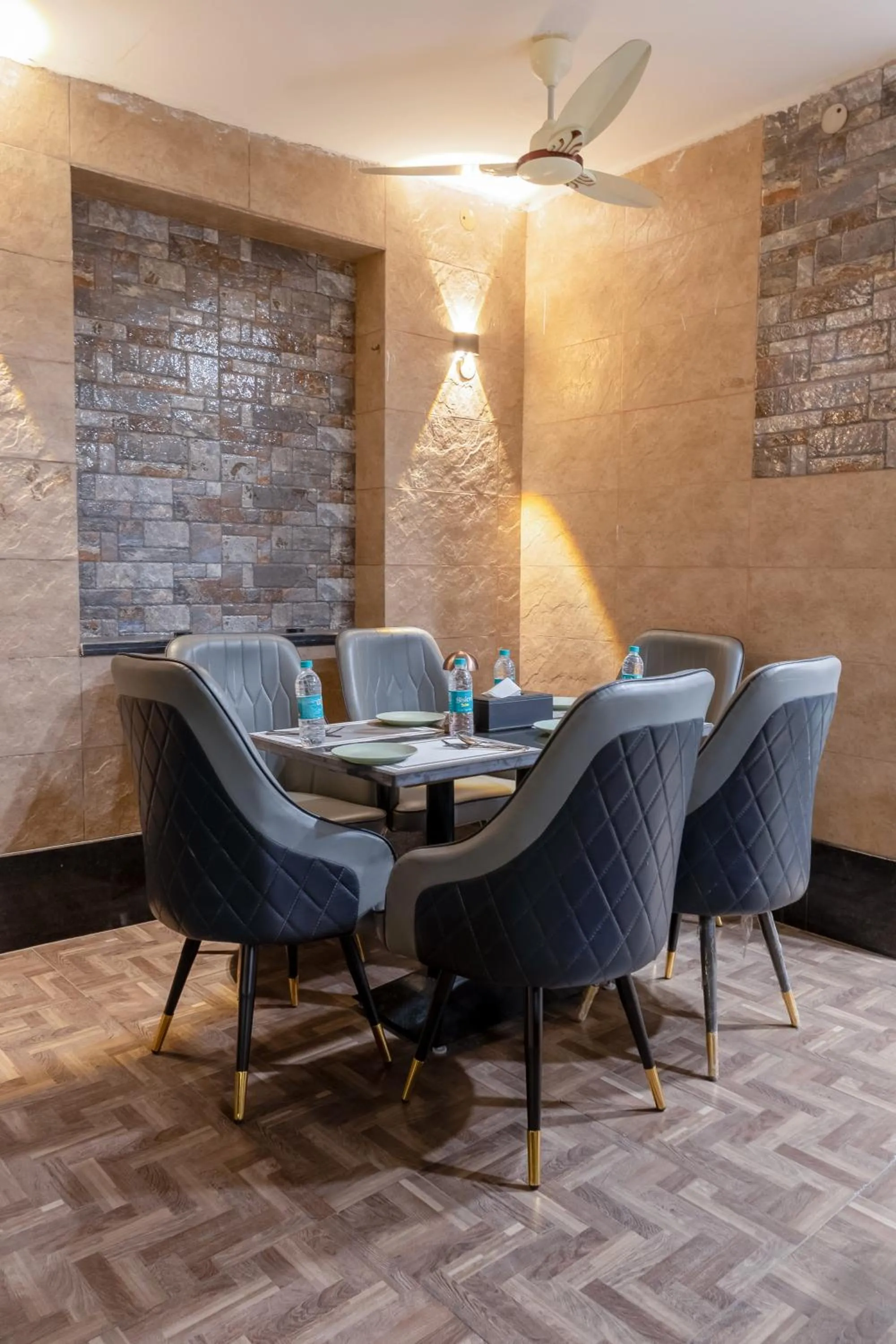Restaurant/places to eat in Hotel Vanson Villa, City Centre - With Free Airport & Train Station Pickup