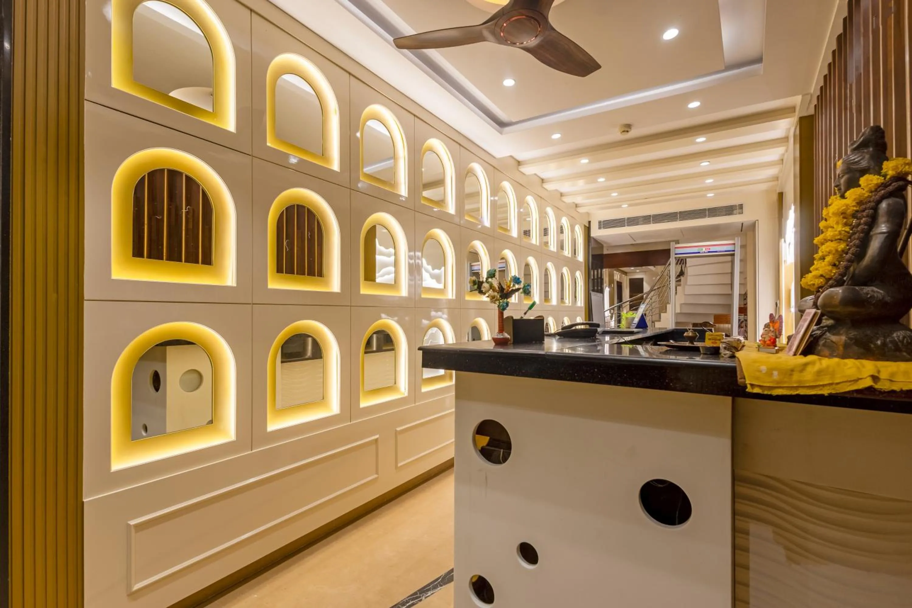 Lobby or reception in Hotel Vanson Villa, City Centre - With Free Airport & Train Station Pickup