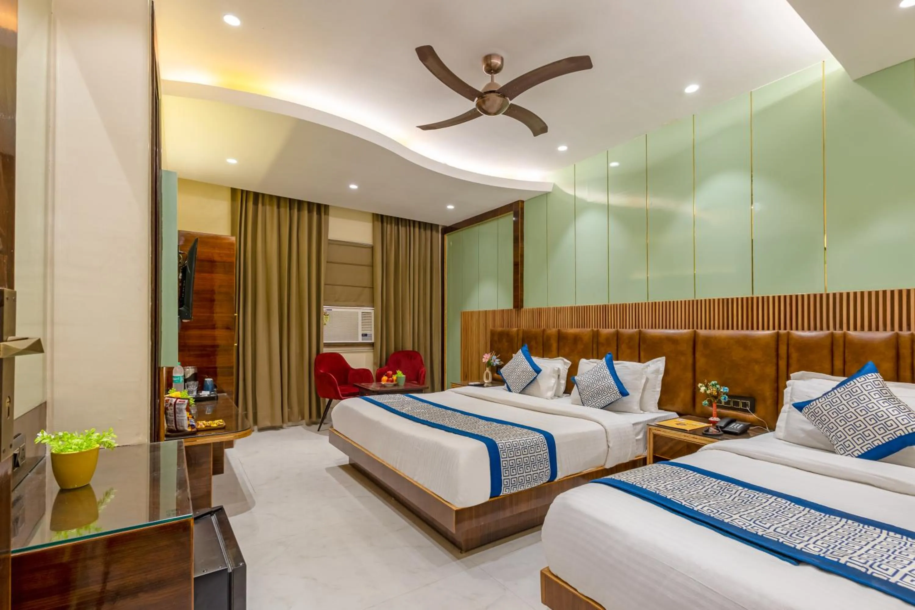 Living room, Bed in Hotel Vanson Villa, City Centre - With Free Airport & Train Station Pickup