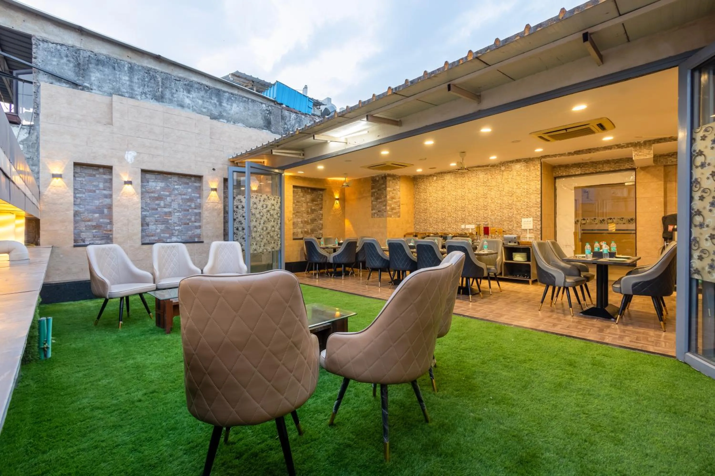 Restaurant/places to eat in Hotel Vanson Villa, City Centre - With Free Airport & Train Station Pickup