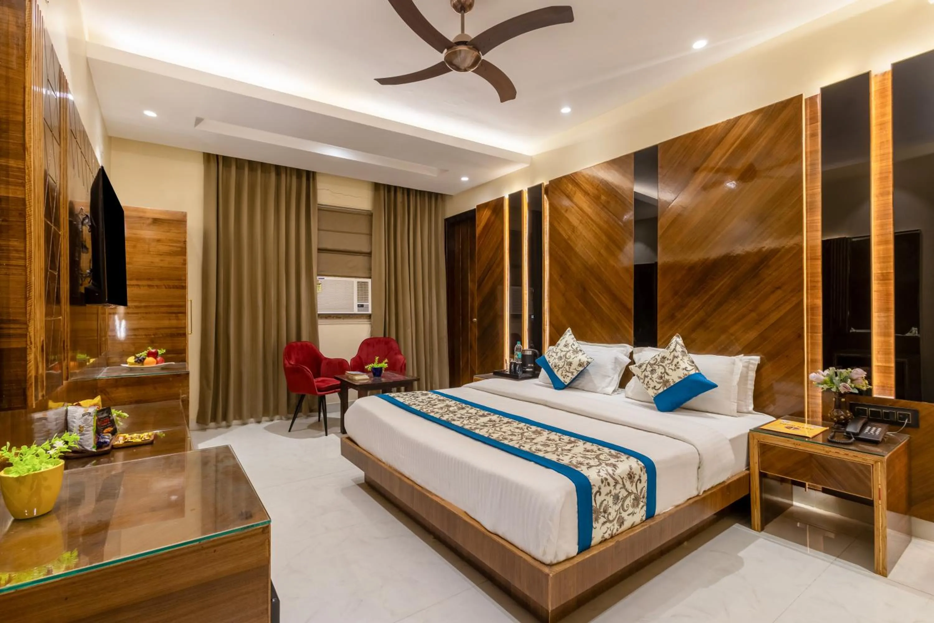 Living room, Bed in Hotel Vanson Villa, City Centre - With Free Airport & Train Station Pickup