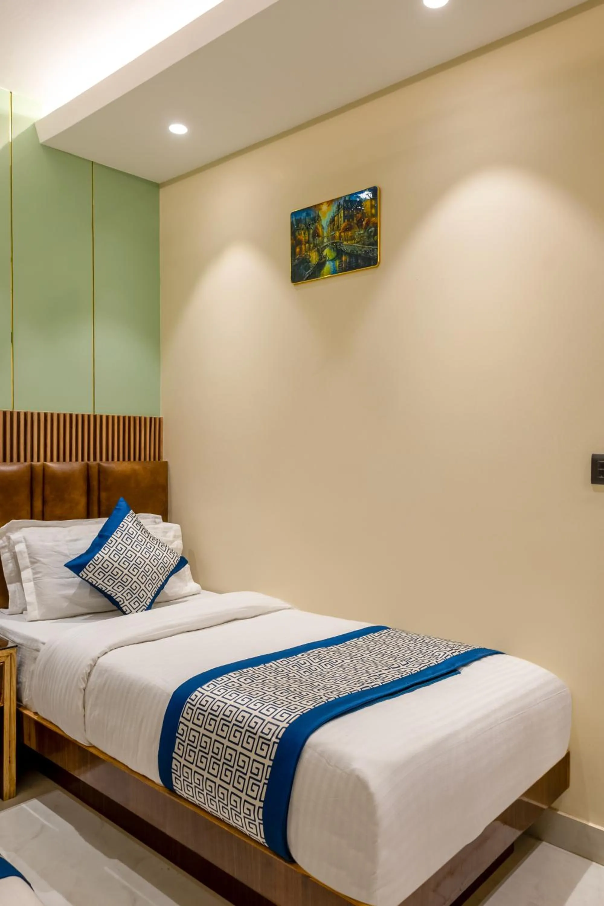 Bed in Hotel Vanson Villa, City Centre - With Free Airport & Train Station Pickup