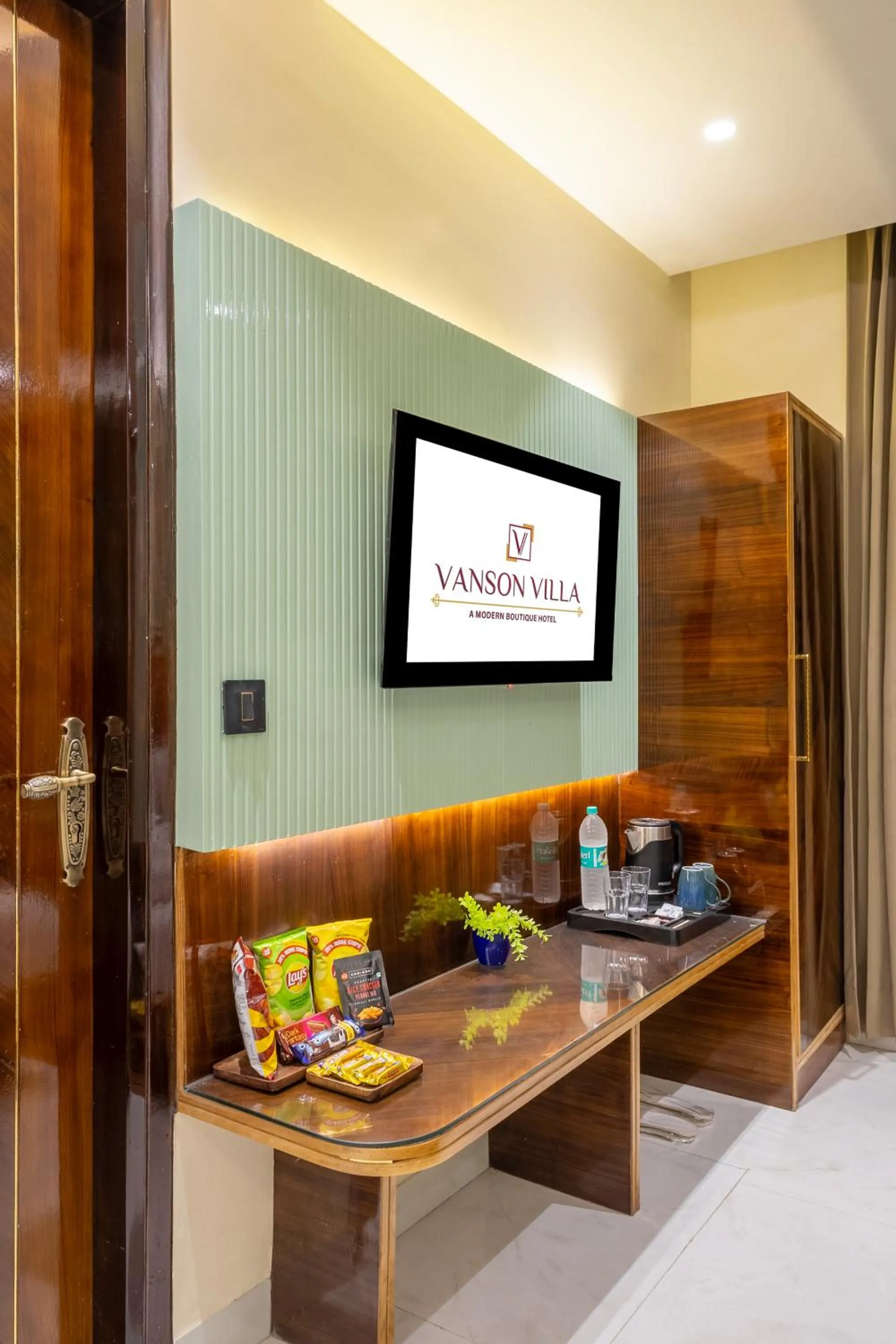 TV and multimedia in Hotel Vanson Villa, City Centre - With Free Airport & Train Station Pickup
