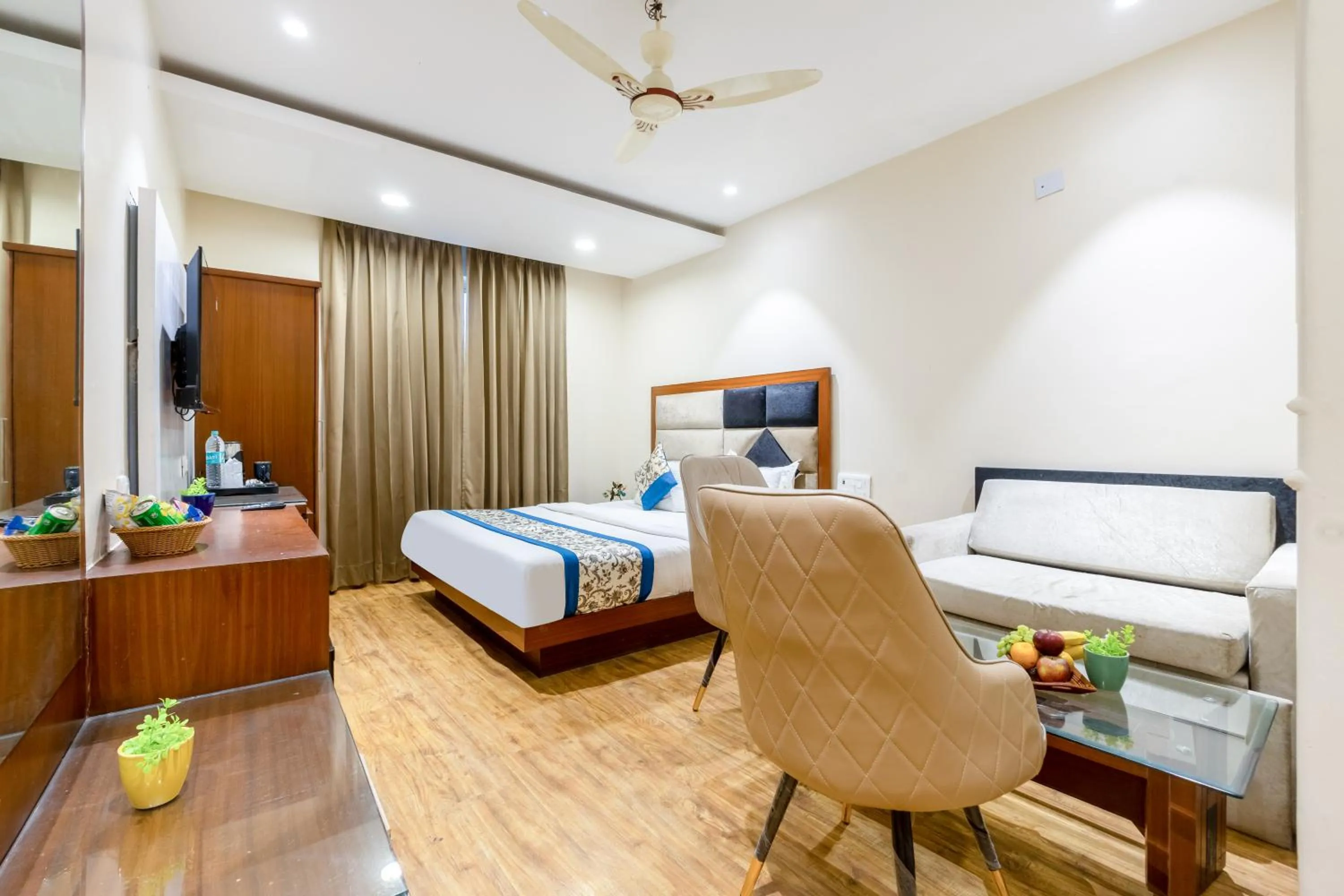 TV and multimedia, Bed in Hotel Vanson Villa, City Centre - With Free Airport & Train Station Pickup