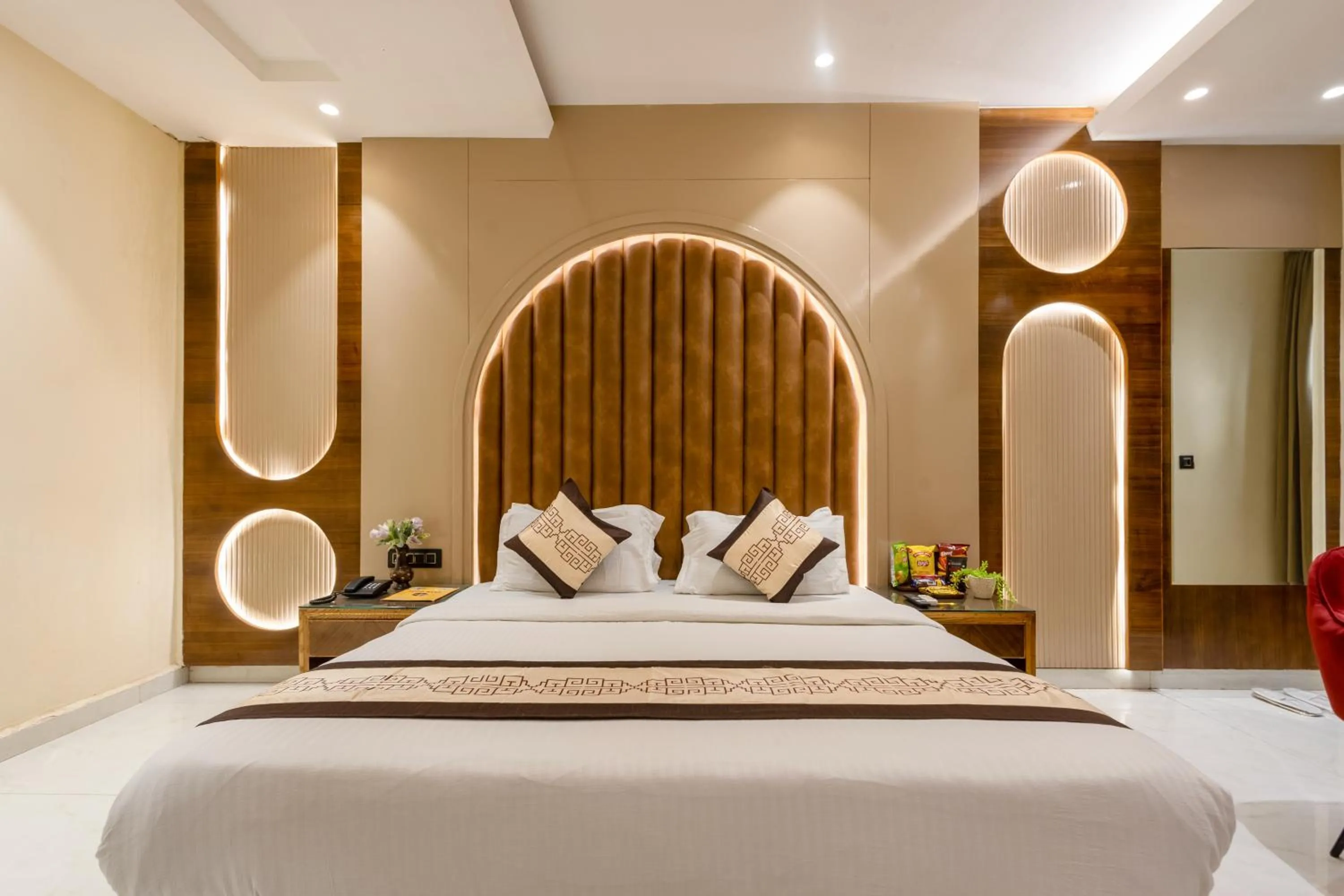 Living room, Bed in Hotel Vanson Villa, City Centre - With Free Airport & Train Station Pickup