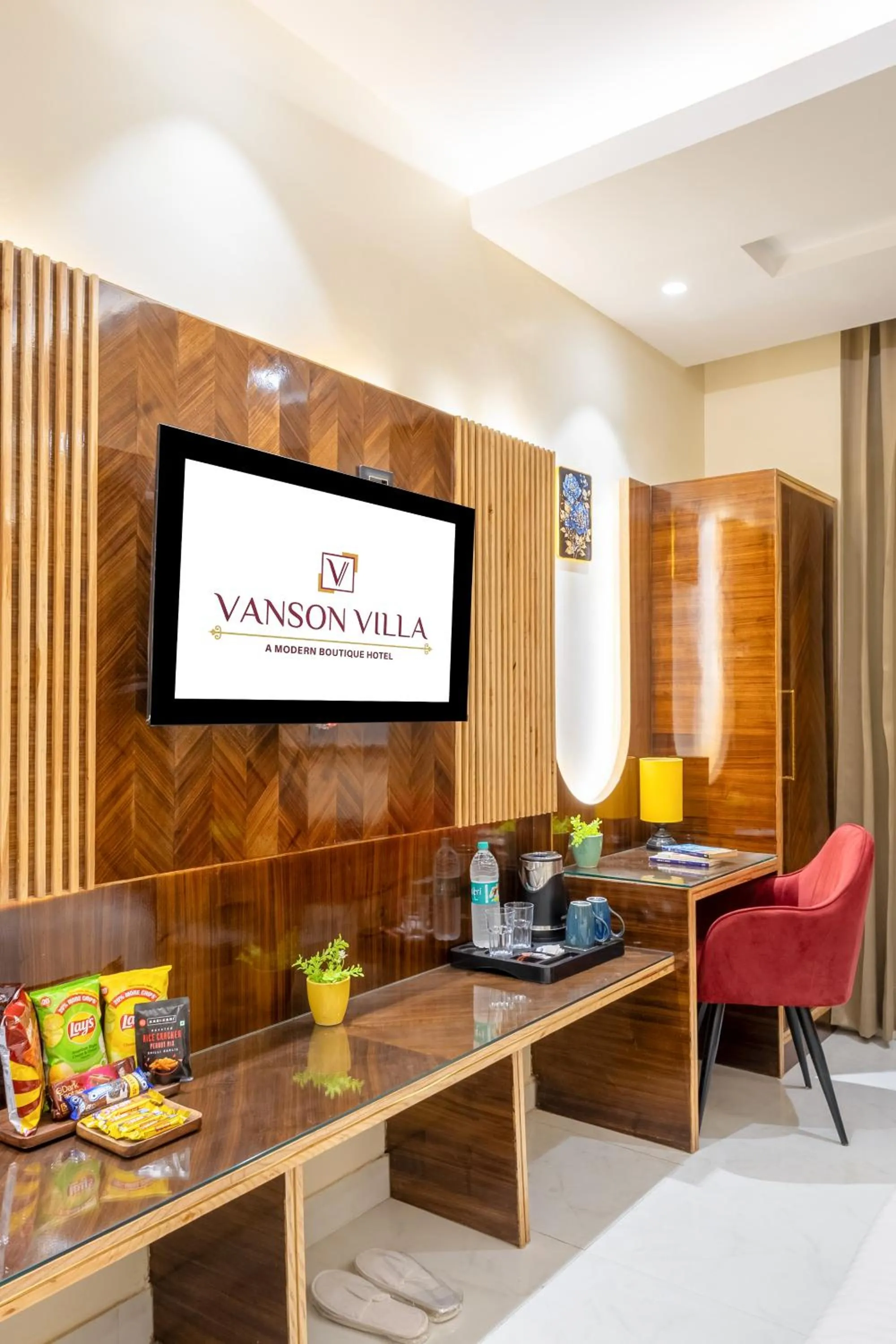 TV and multimedia in Hotel Vanson Villa, City Centre - With Free Airport & Train Station Pickup