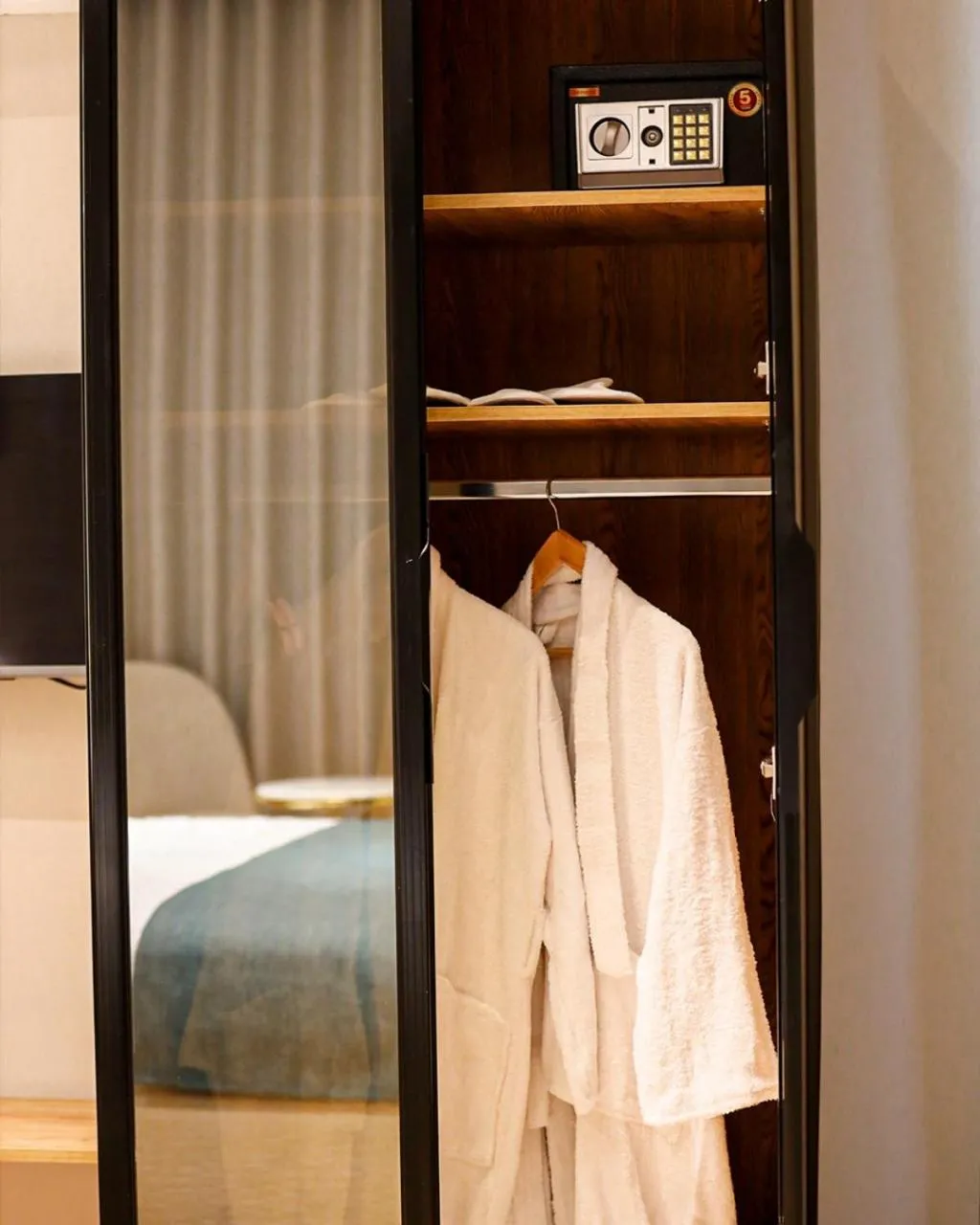 wardrobe, Bed in Palacio Pyramids Hotel