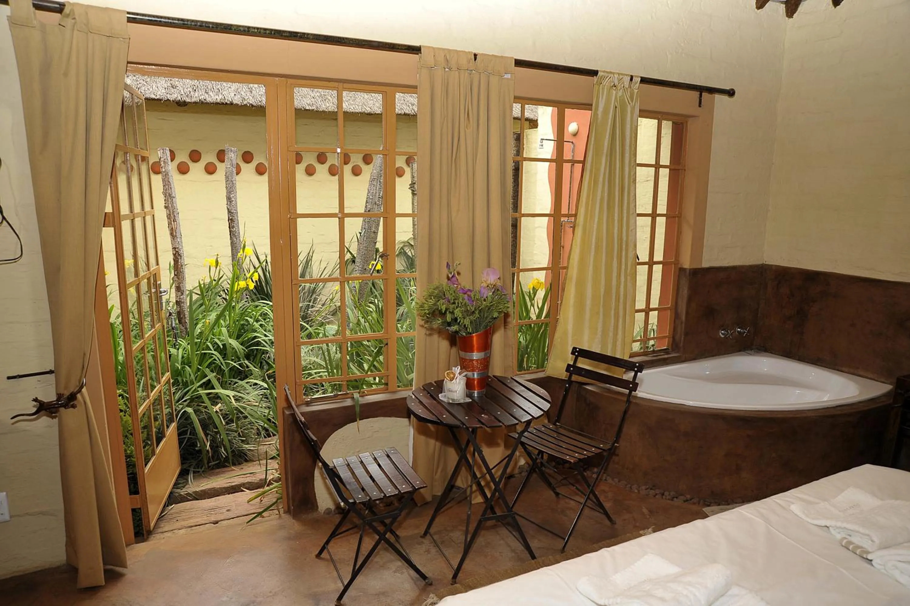 Shower, Bed in African Silhouette Guesthouse