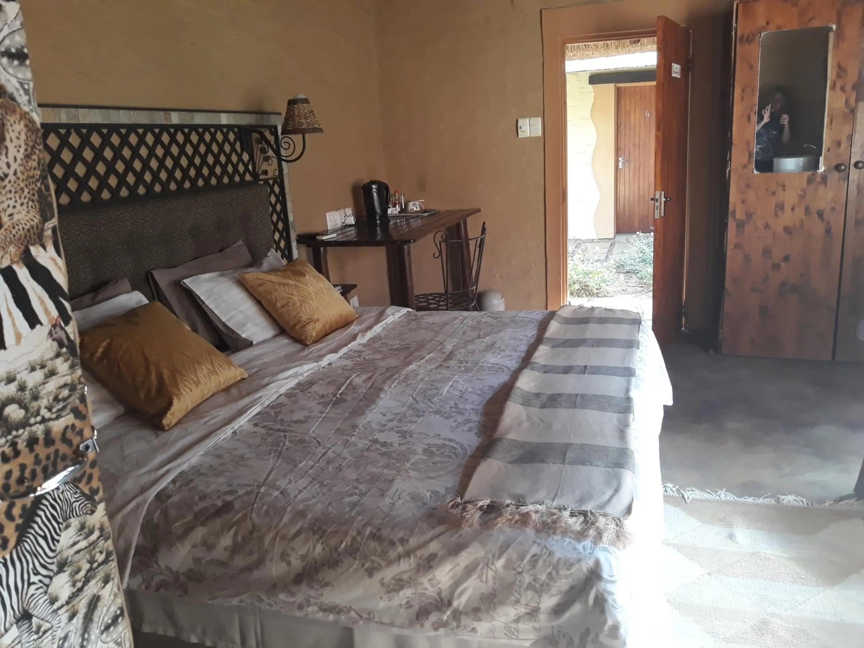 Shower, Bed in African Silhouette Guesthouse