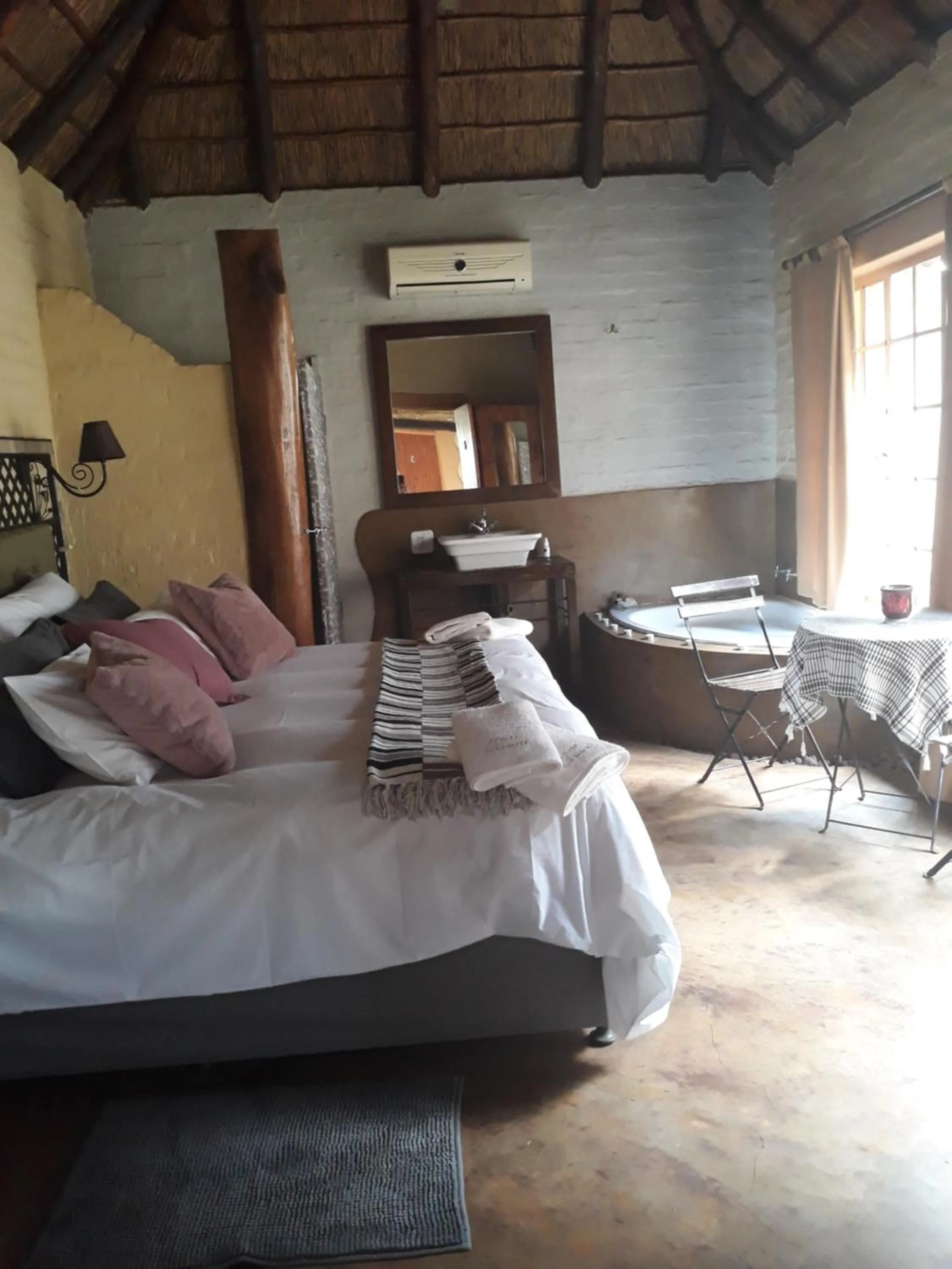 Shower, Bed in African Silhouette Guesthouse