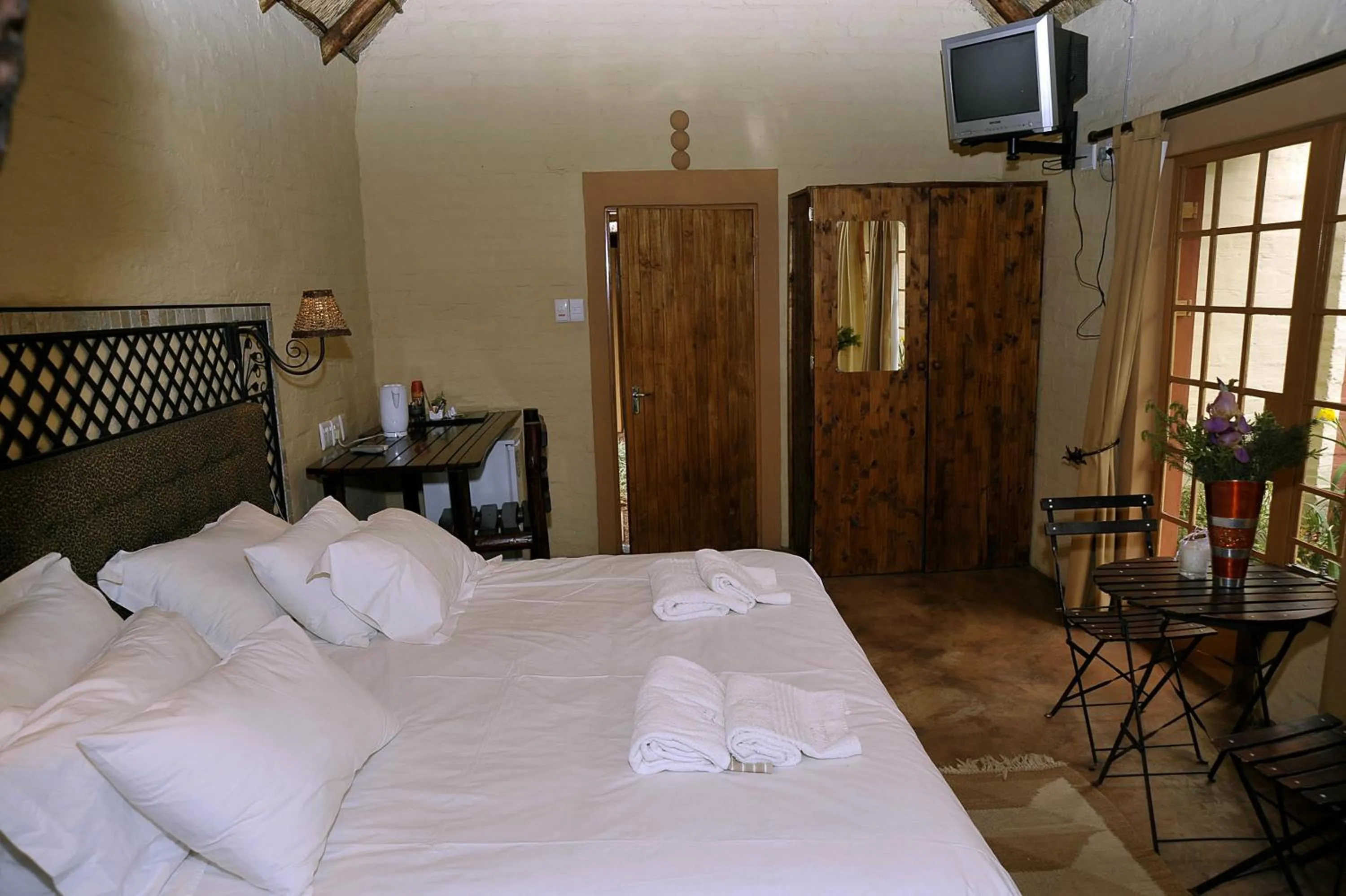 Bedroom, Bed in African Silhouette Guesthouse