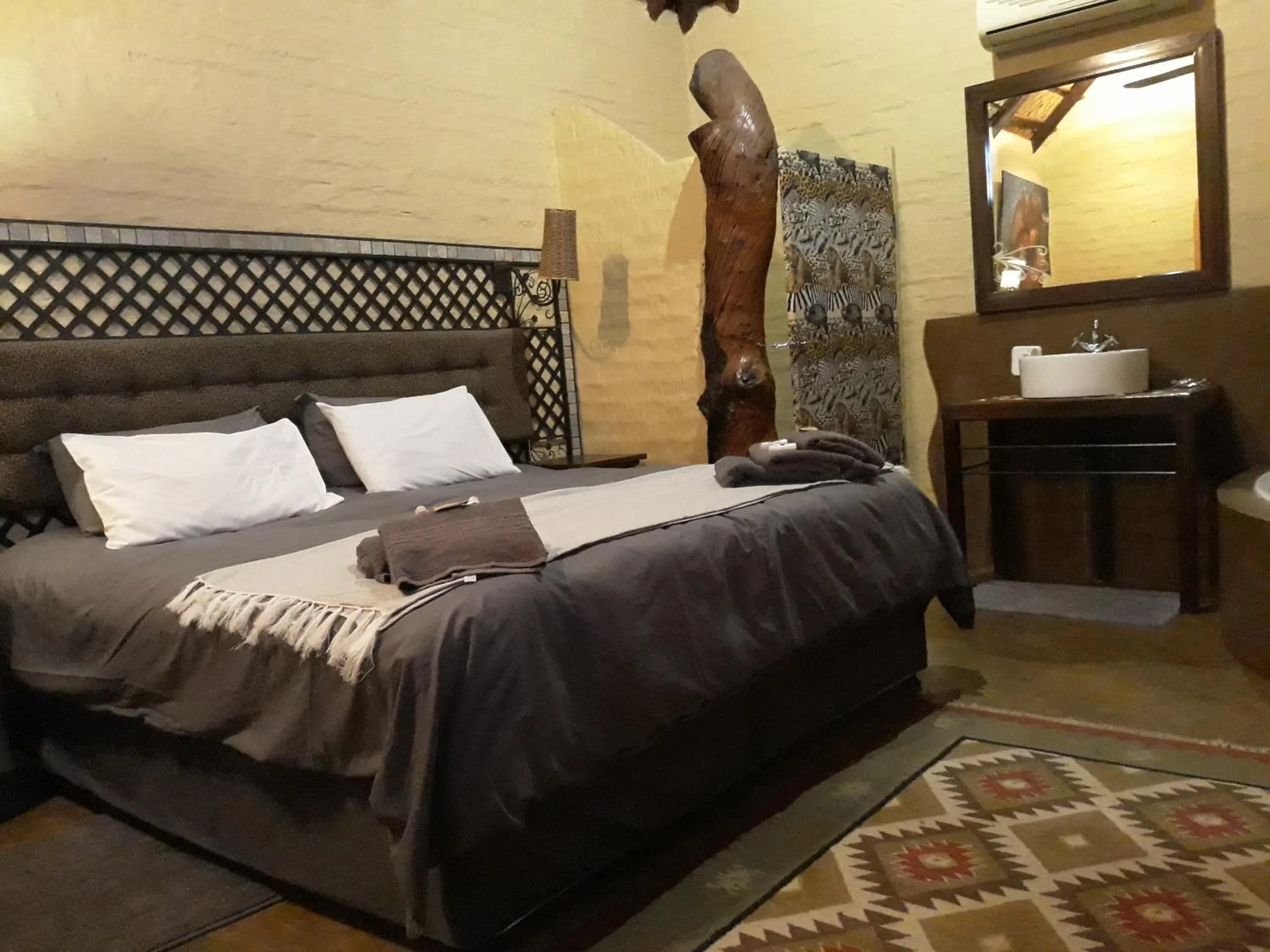 Bed in African Silhouette Guesthouse