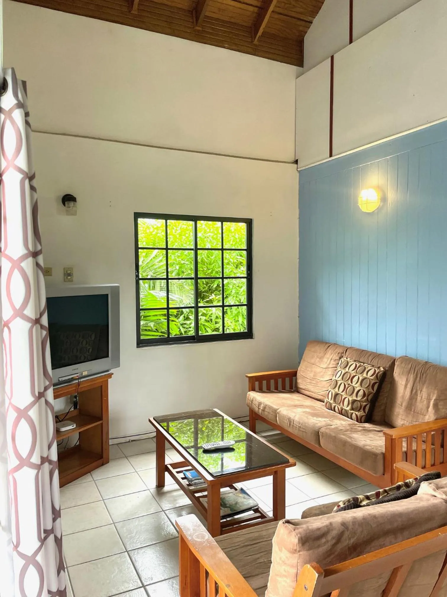 TV and multimedia in Bananaquit Tobago -Stay Near the Beach