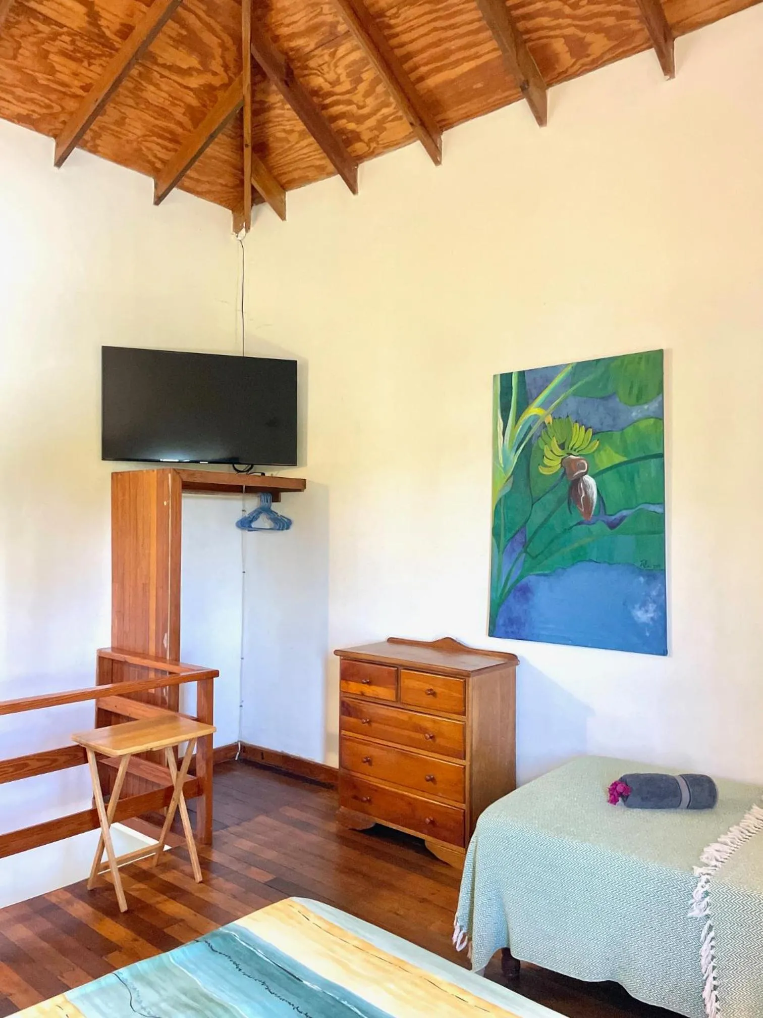 Communal lounge/ TV room, Bed in Bananaquit Tobago -Stay Near the Beach