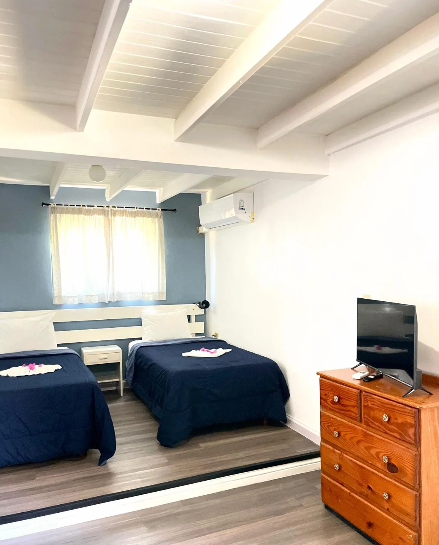 TV and multimedia, Bed in Bananaquit Tobago -Stay Near the Beach
