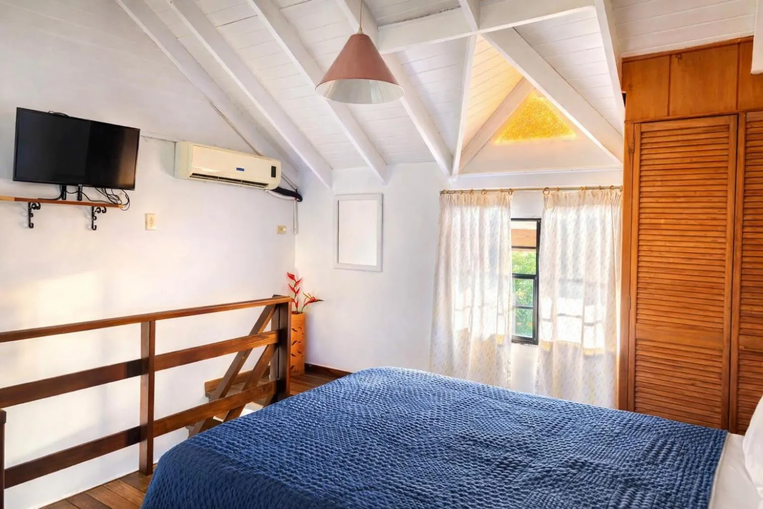 TV and multimedia, Bed in Bananaquit Tobago -Stay Near the Beach