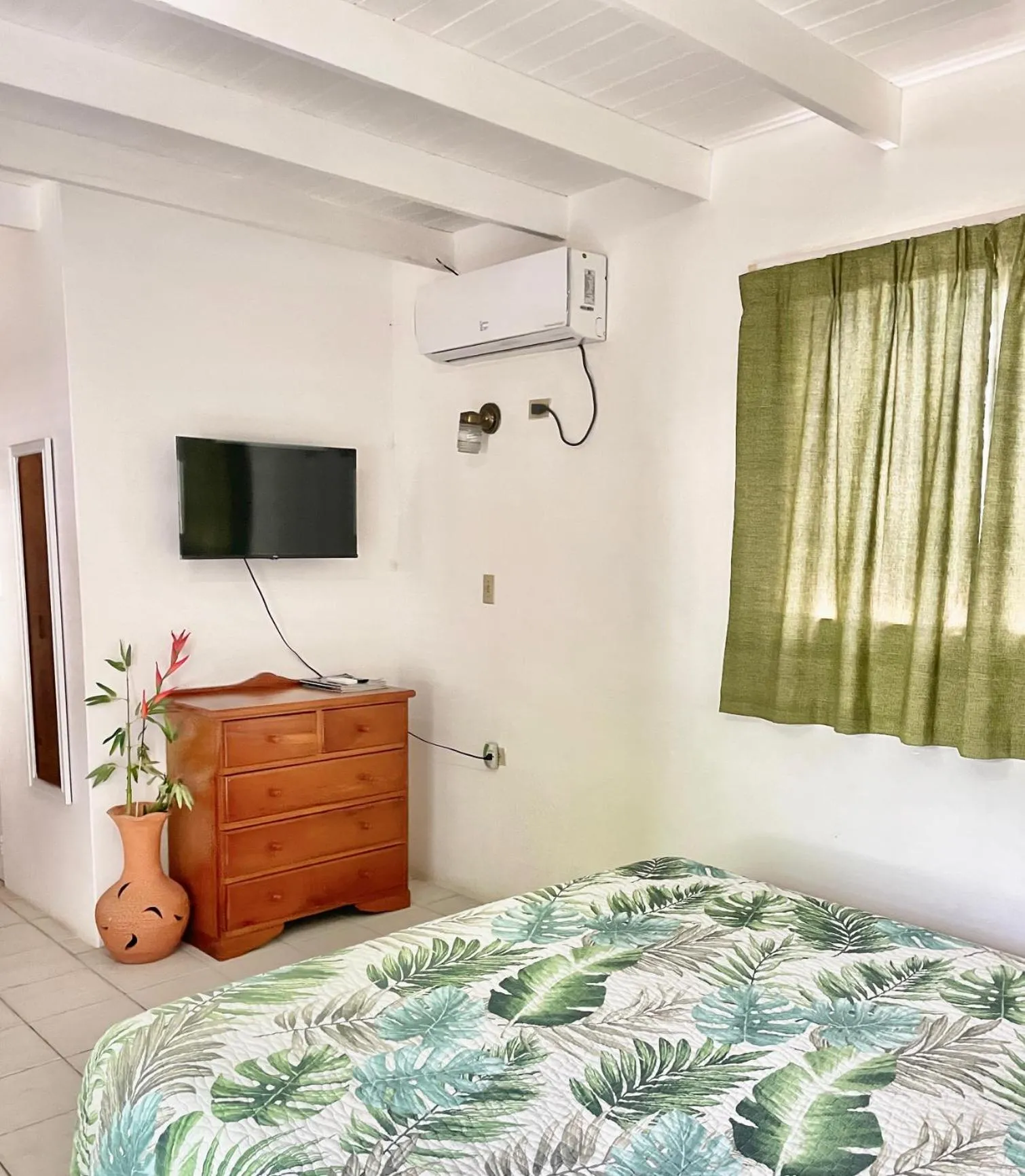 TV and multimedia, Bed in Bananaquit Tobago -Stay Near the Beach