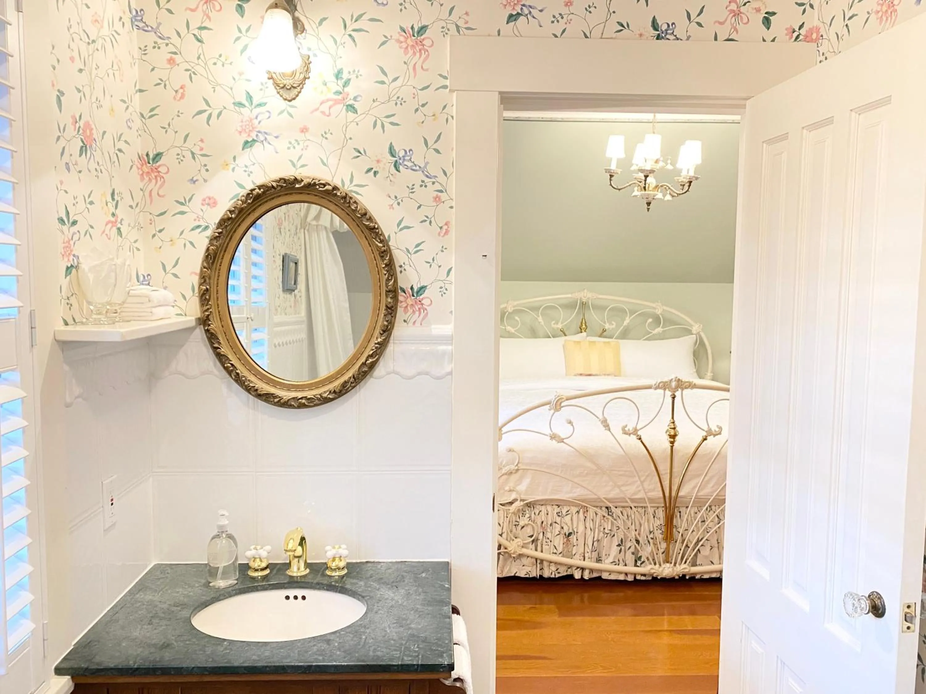 Bathroom, Bed in Princess and the Pea Hotel