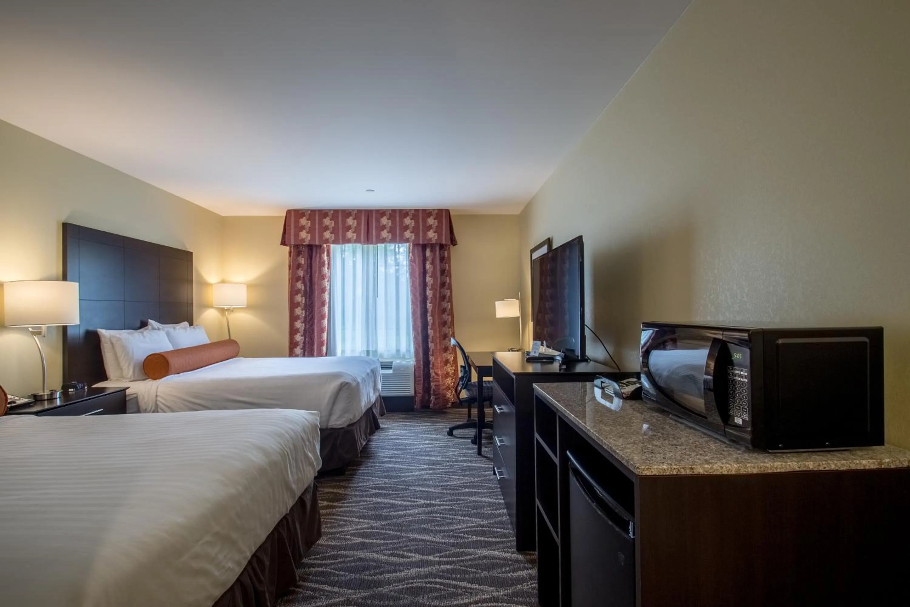 Communal lounge/ TV room, Bed in Cobblestone Inn & Suites - St Marys