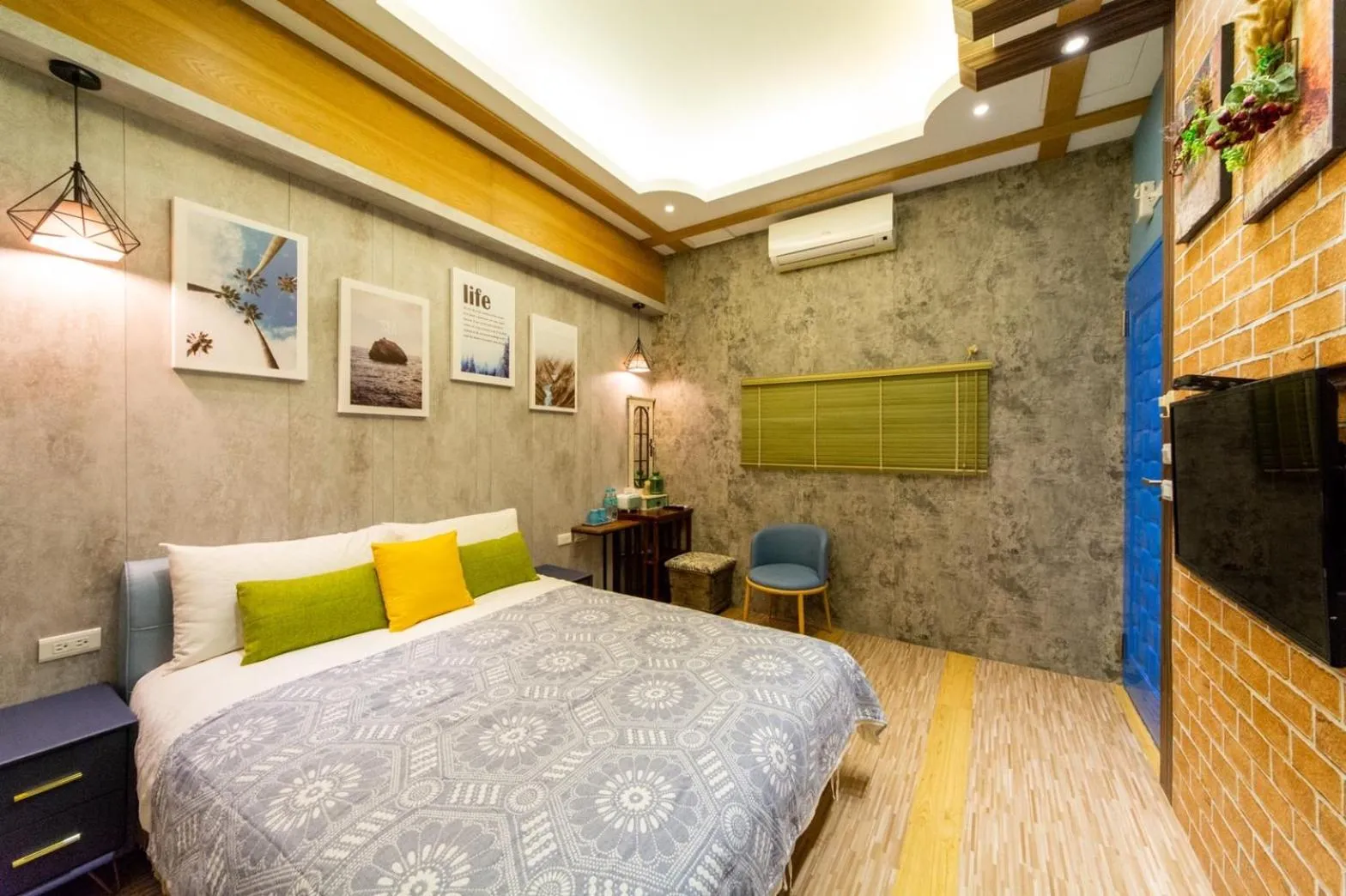 Photo of the whole room, Bed in Long To Sea Again