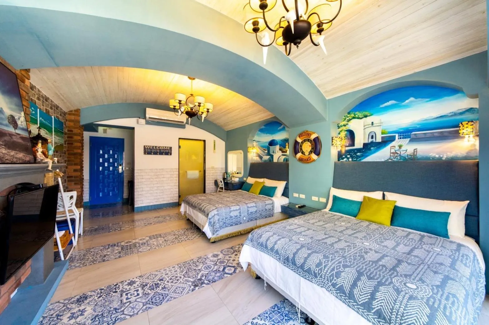 Photo of the whole room, Bed in Long To Sea Again