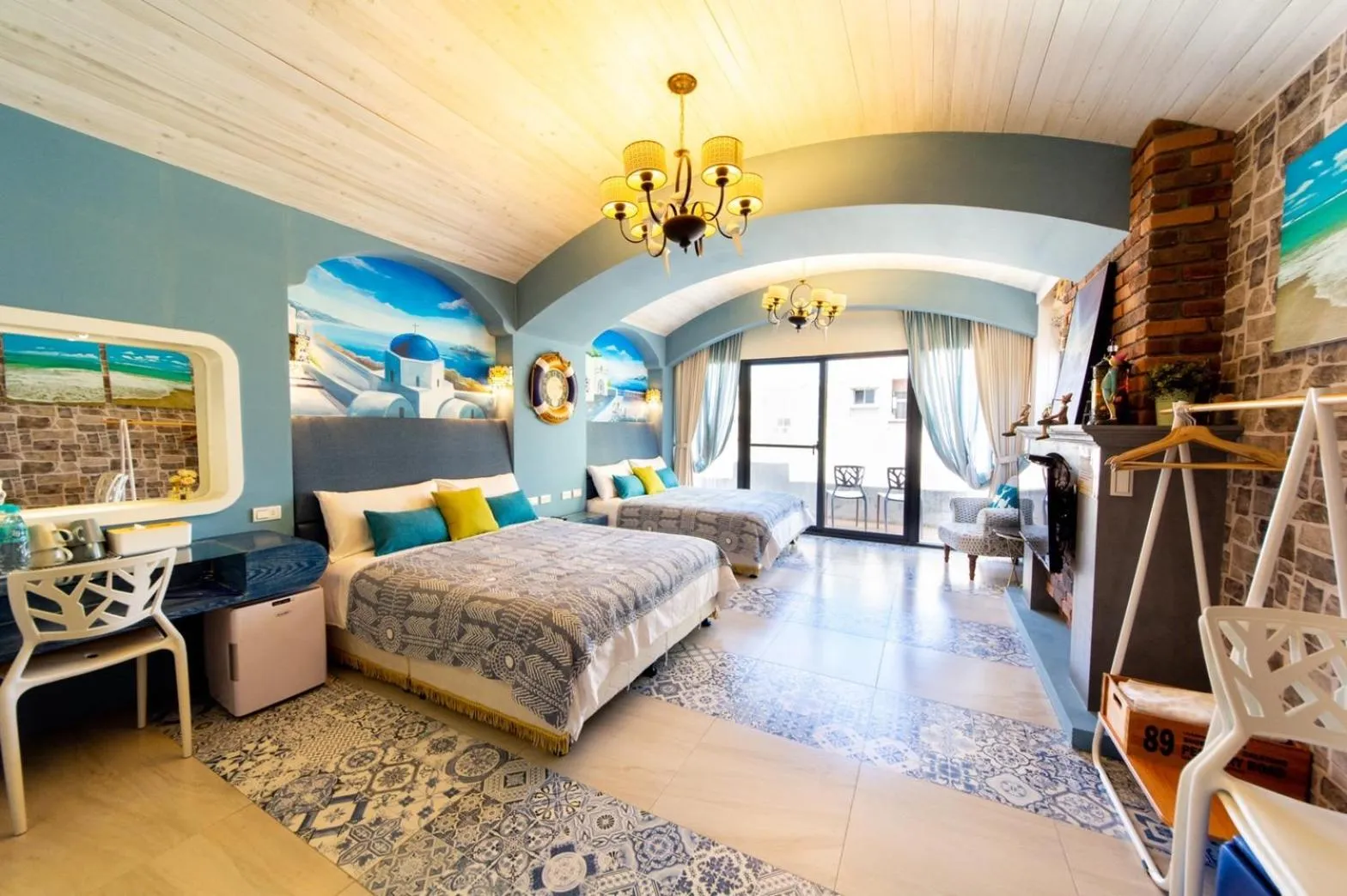 Photo of the whole room, Bed in Long To Sea Again