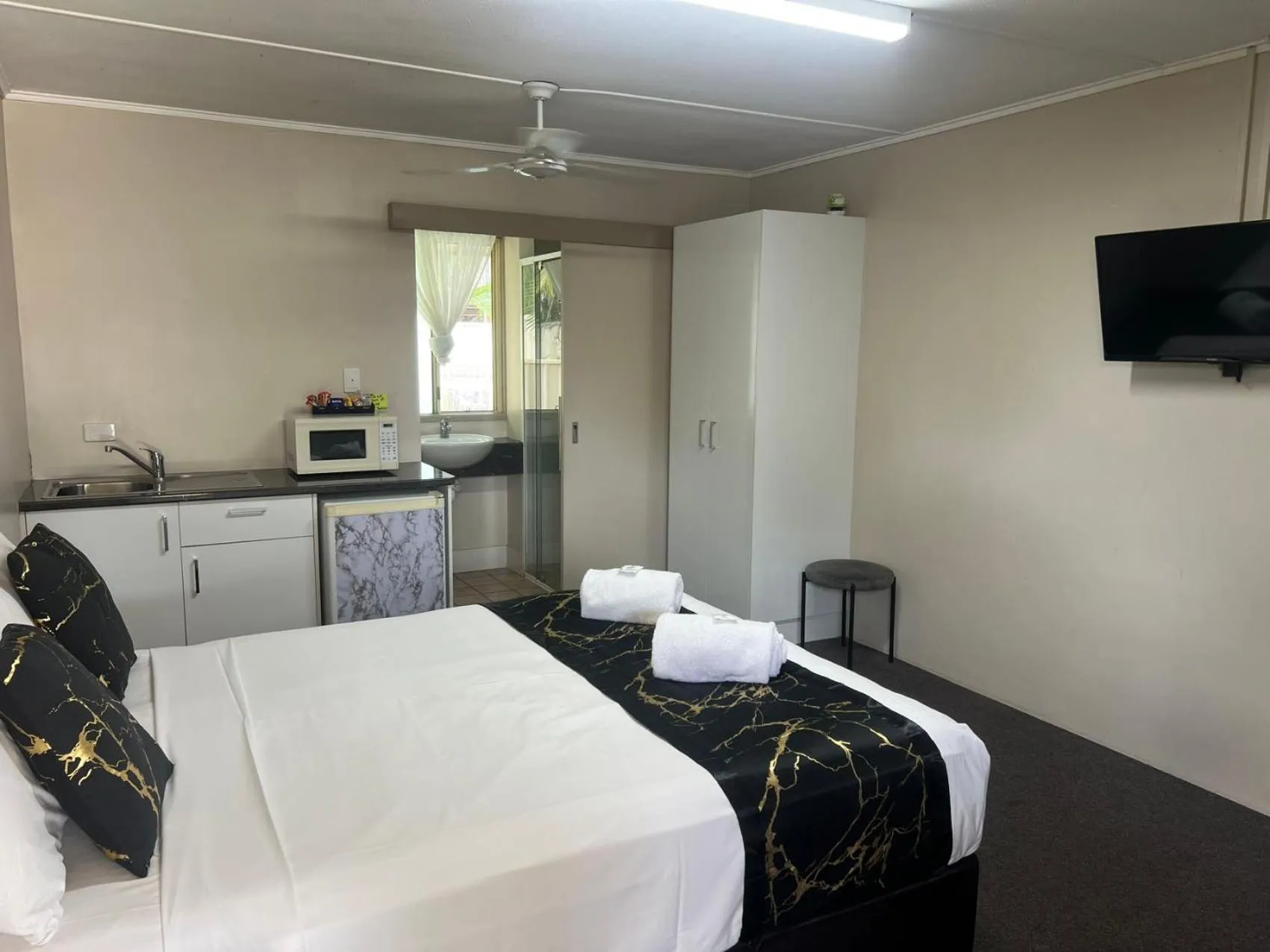 Kitchen or kitchenette, Bed in Kalua Motel