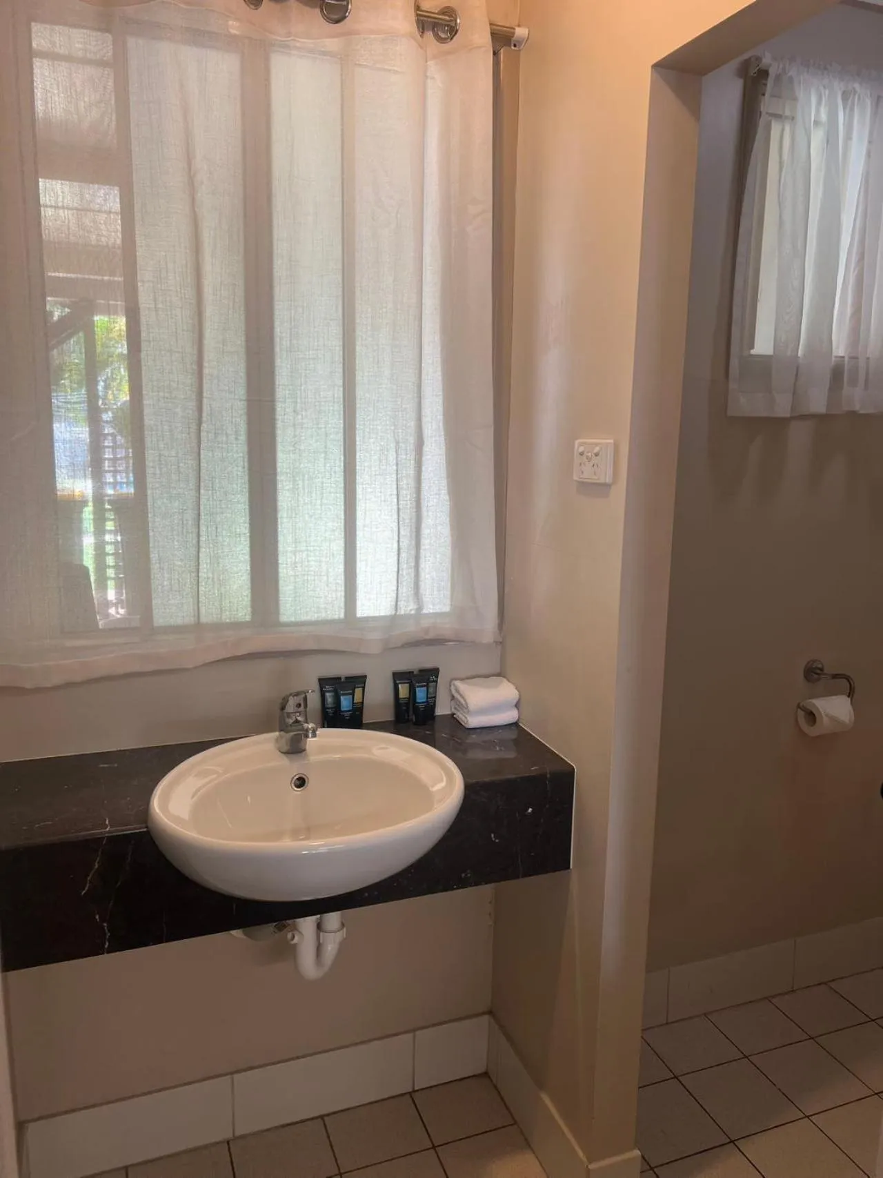 Bathroom in Kalua Motel