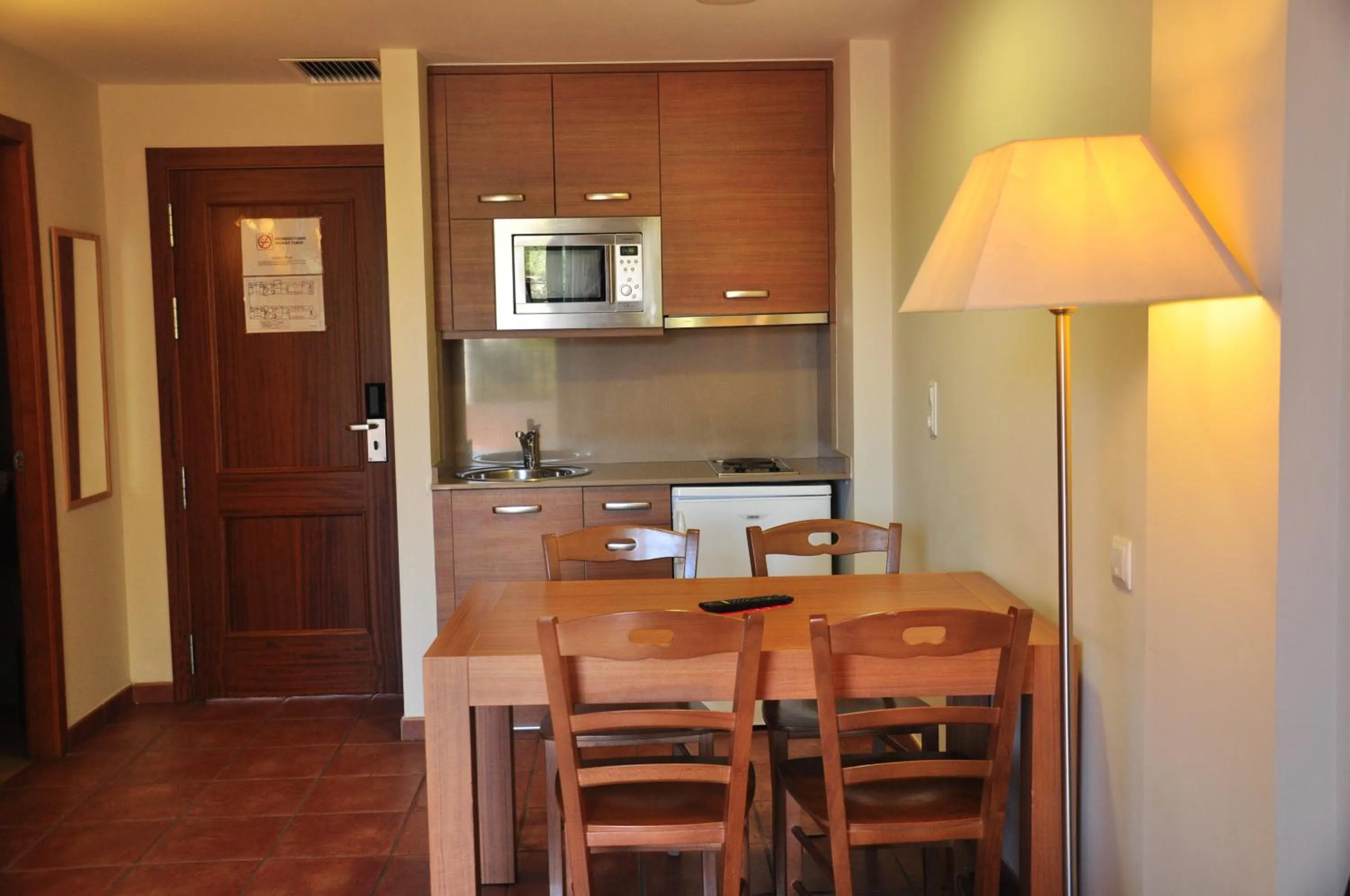 Kitchen or kitchenette in Aparthotel Puerto Mar