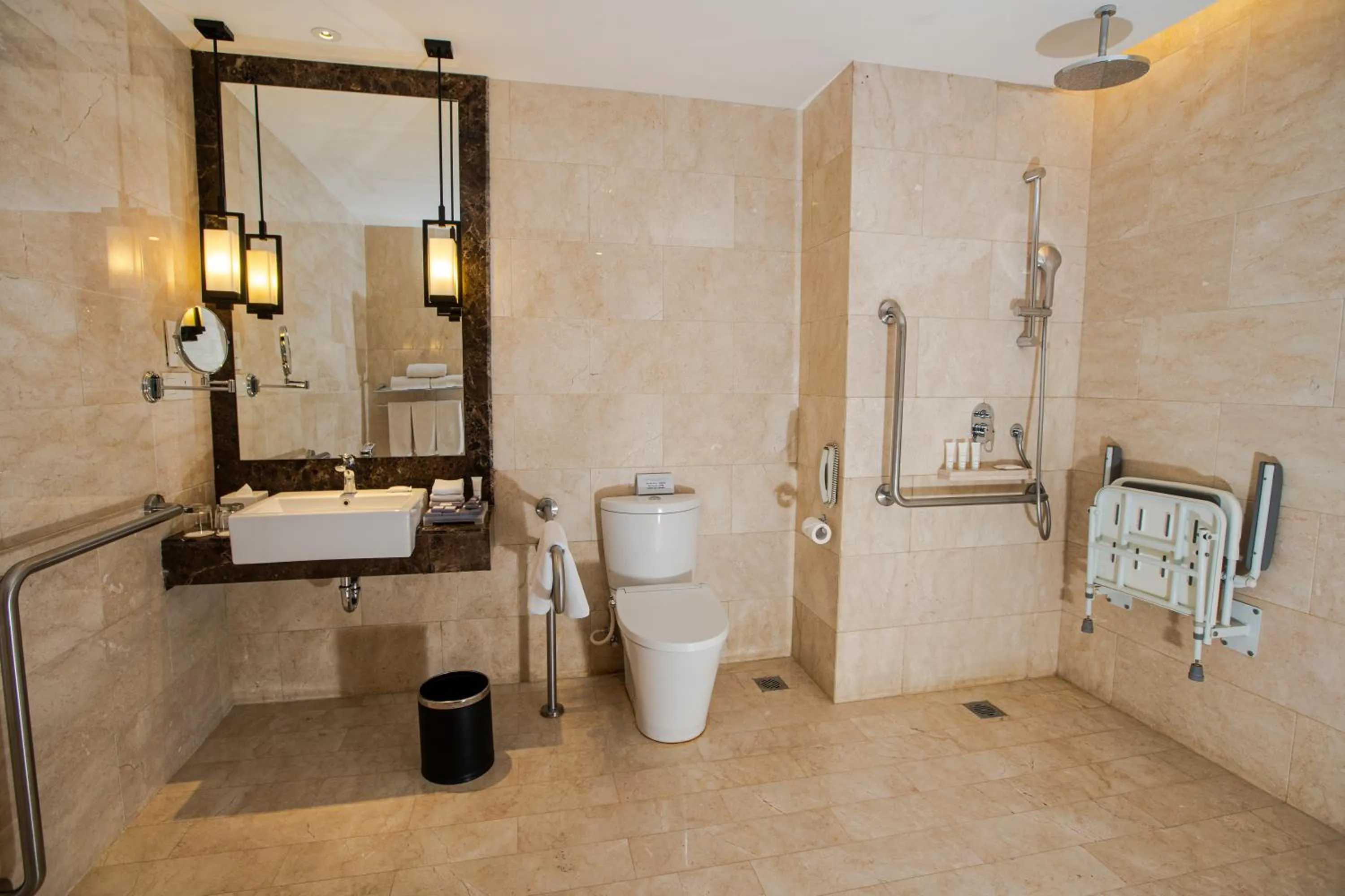 Toilet in Crowne Plaza Bandung by IHG
