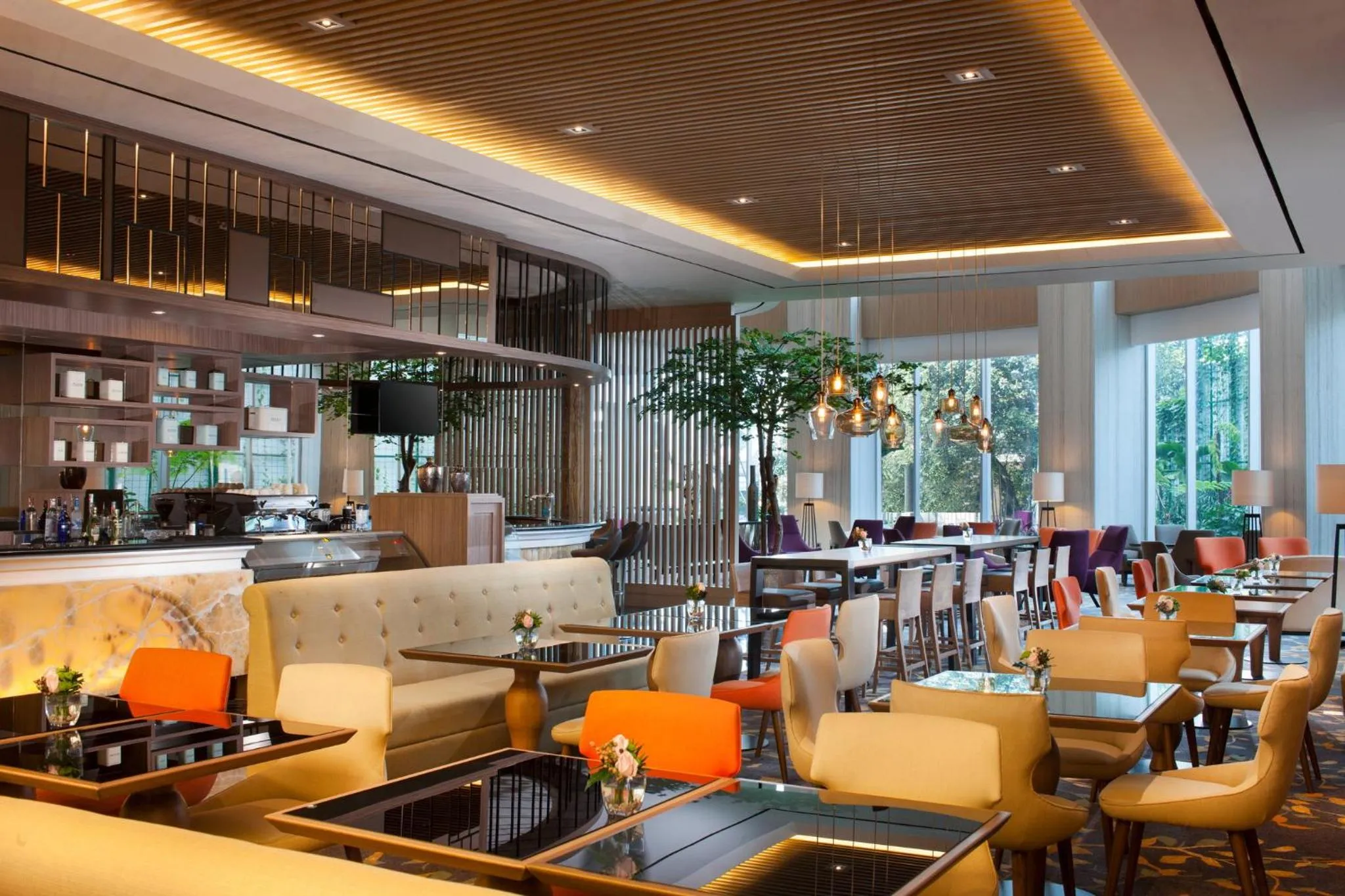 Lounge or bar in Crowne Plaza Bandung by IHG