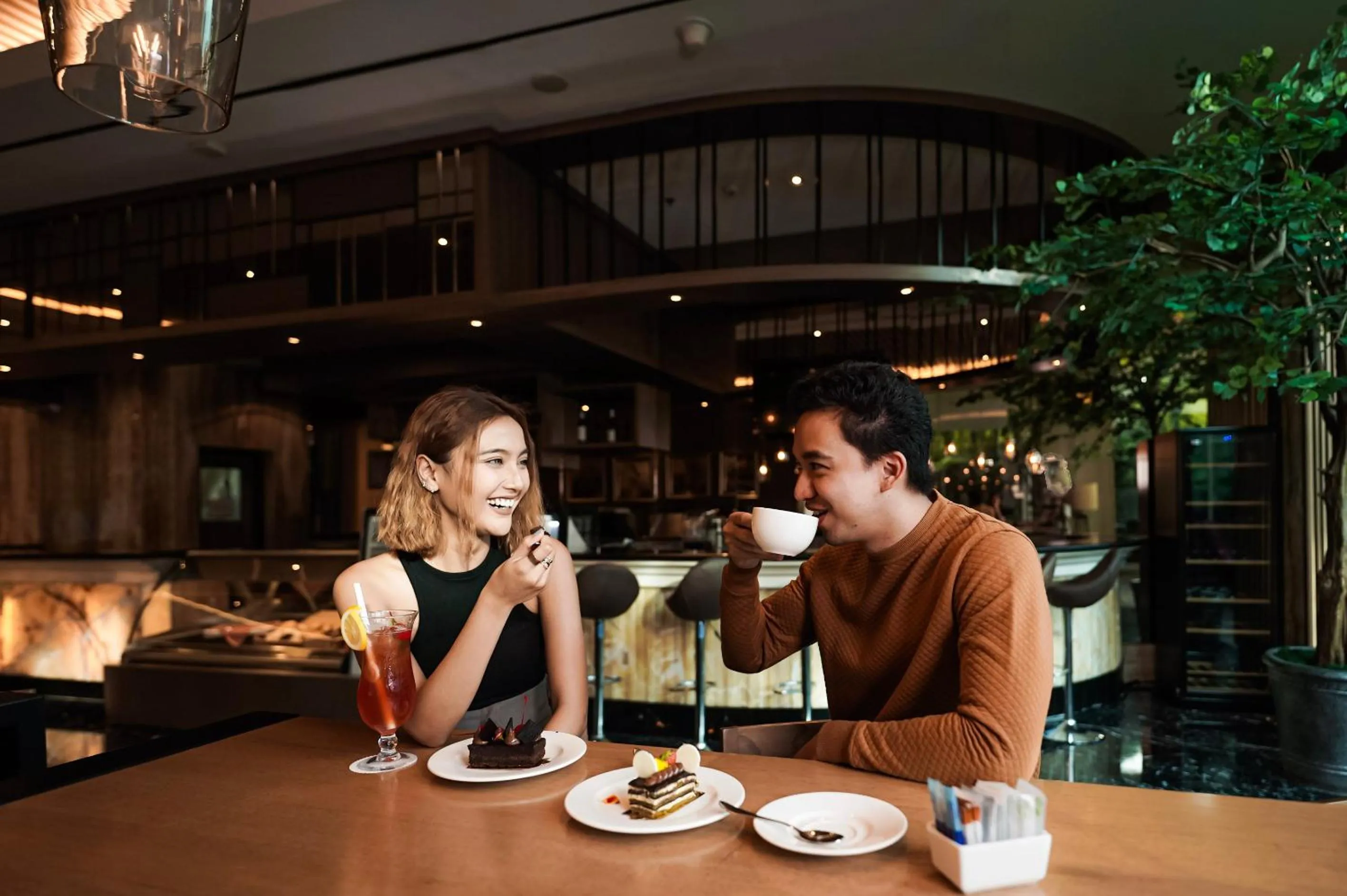 Lounge or bar in Crowne Plaza Bandung by IHG