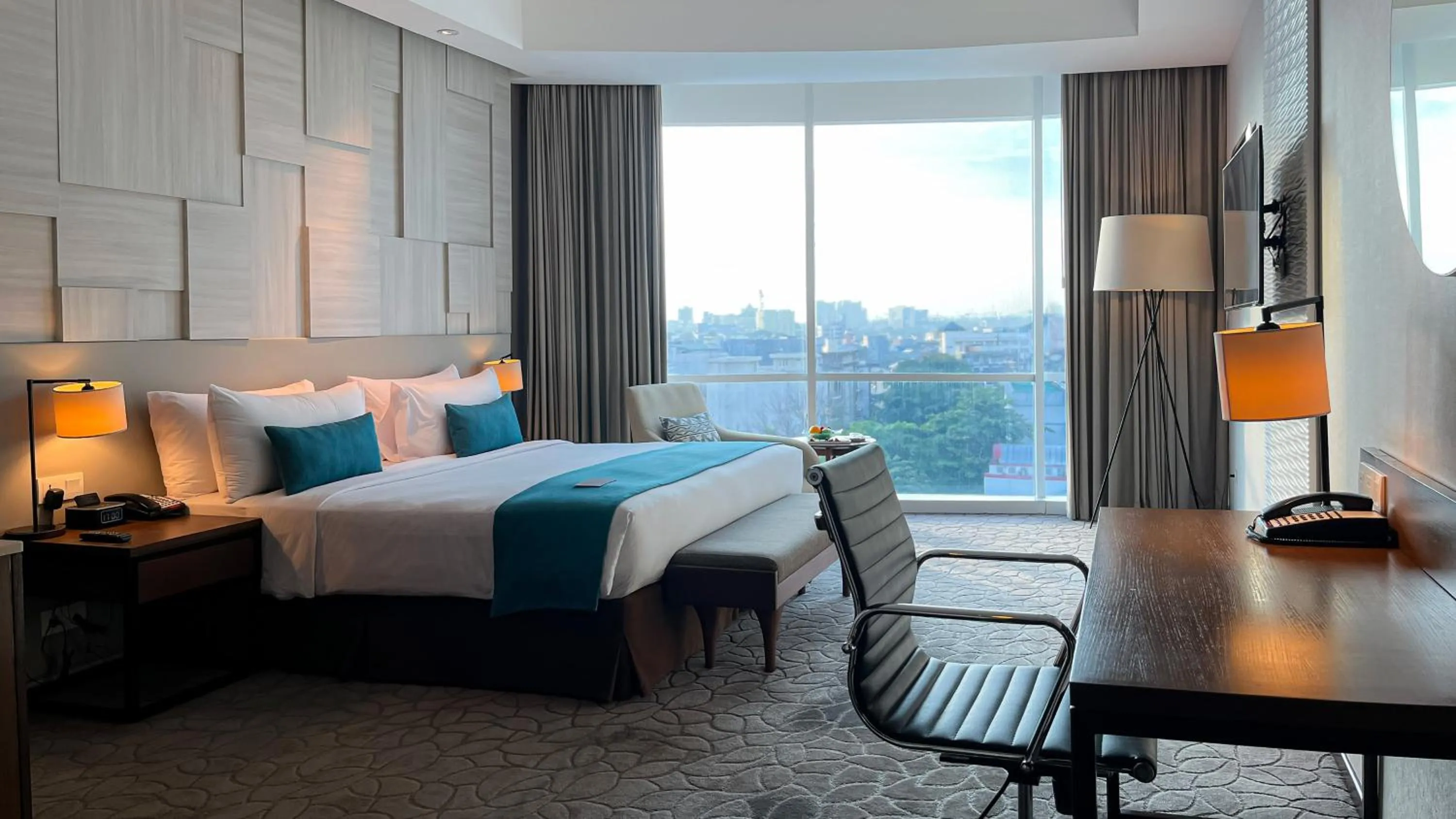 Photo of the whole room, Bed in Crowne Plaza Bandung by IHG