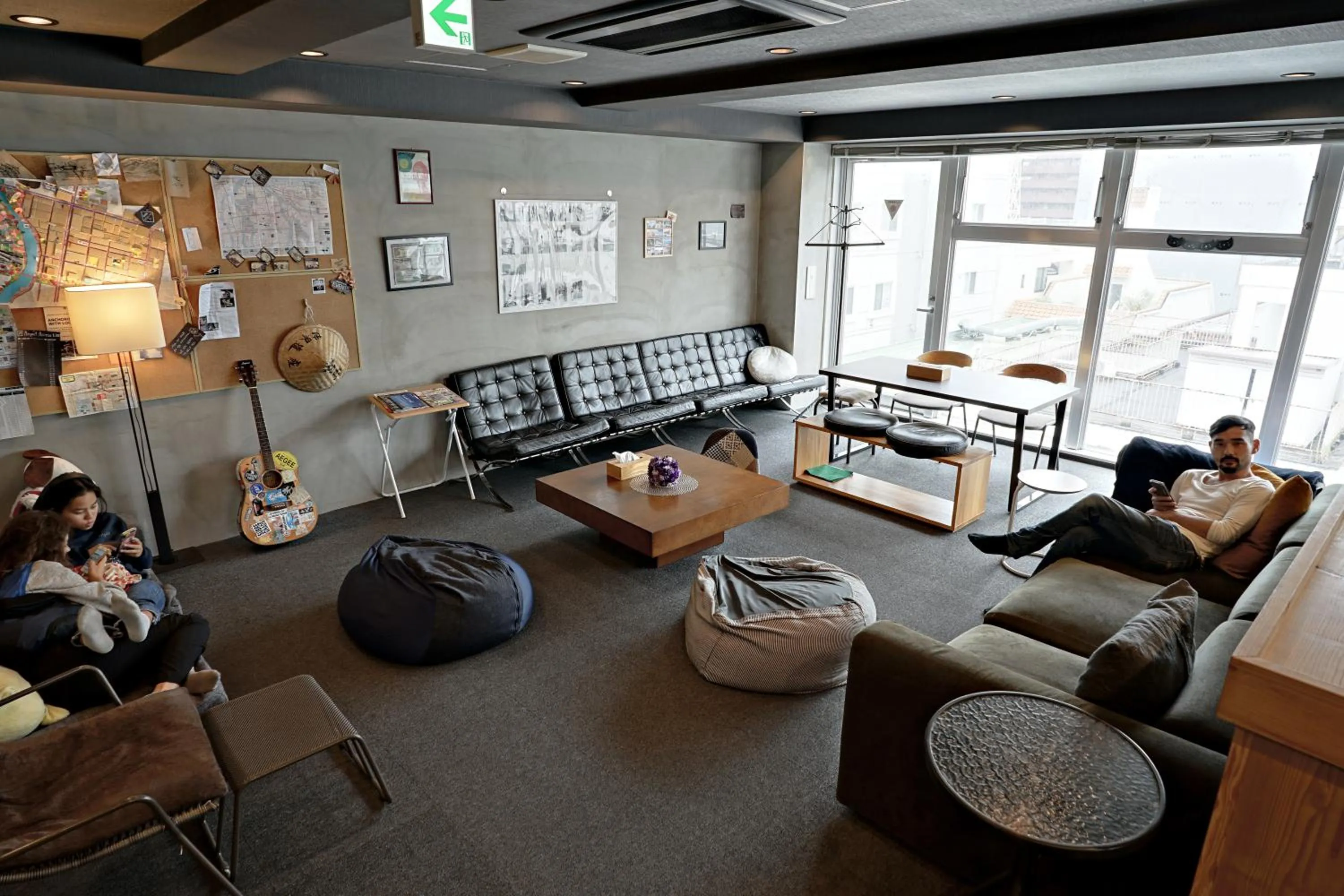 Communal lounge/ TV room in Santiago Guesthouse Hiroshima