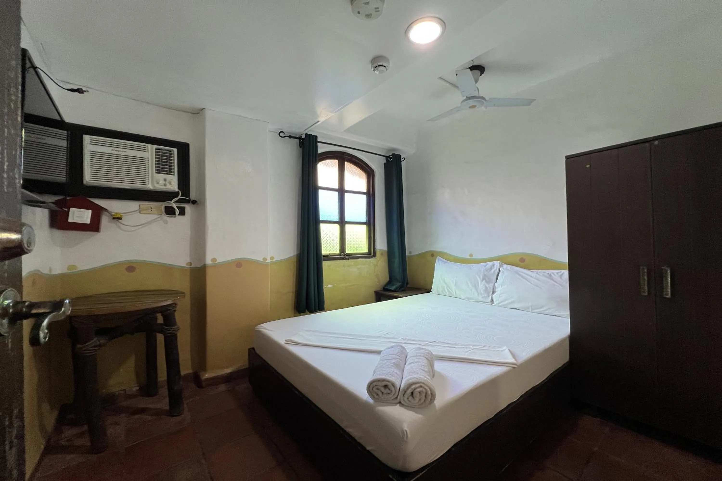 Photo of the whole room, Bed in Bangera Inn
