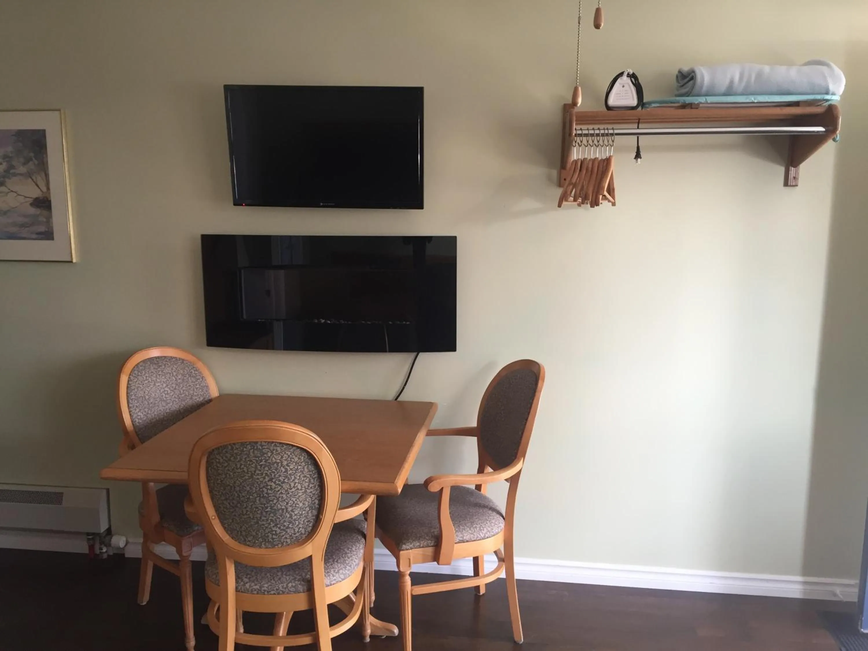 Dining area in My Friends Inn Manitoulin