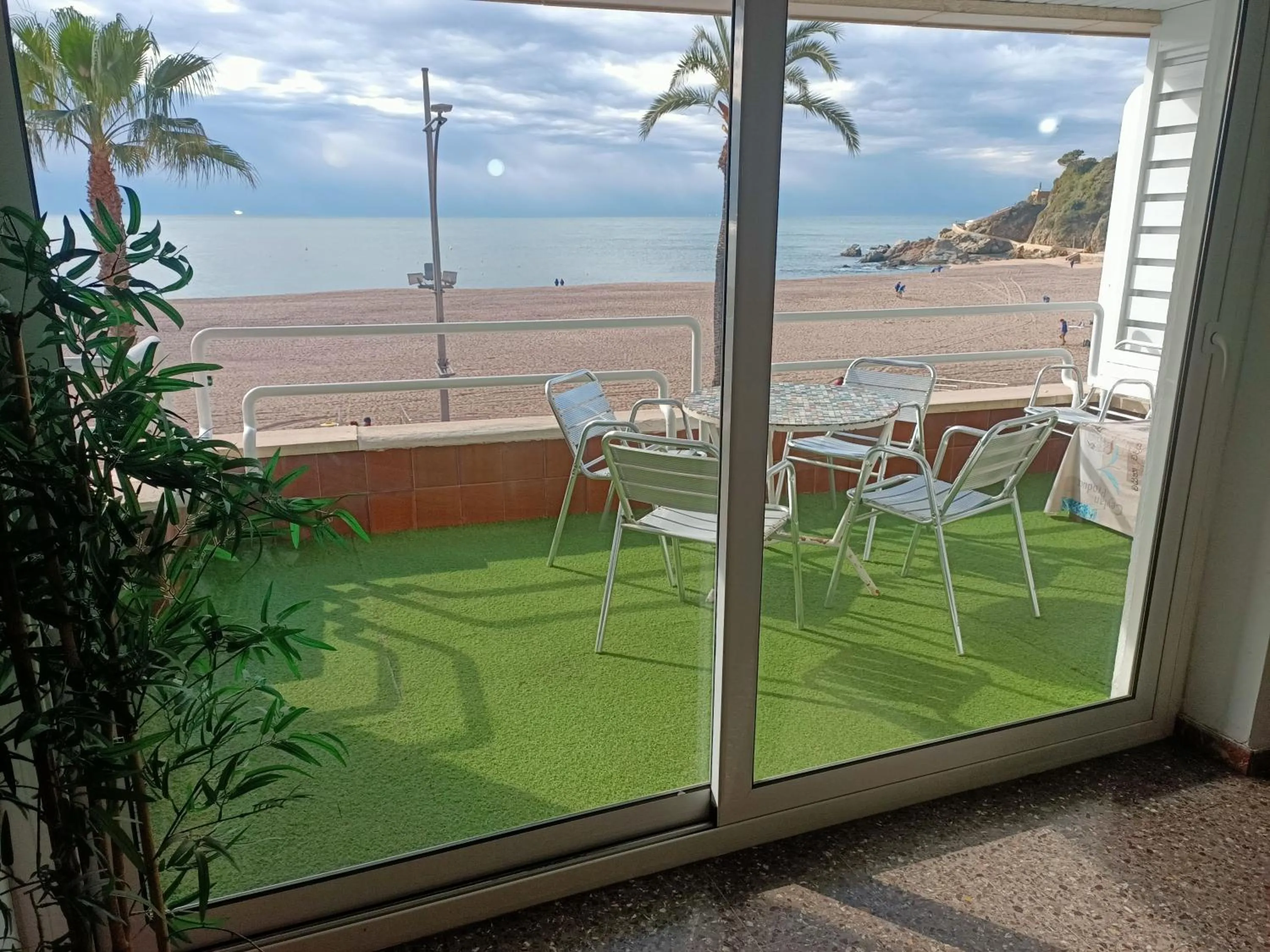 Property building in Piso Jover alojamiento en primera línea del Mar !!