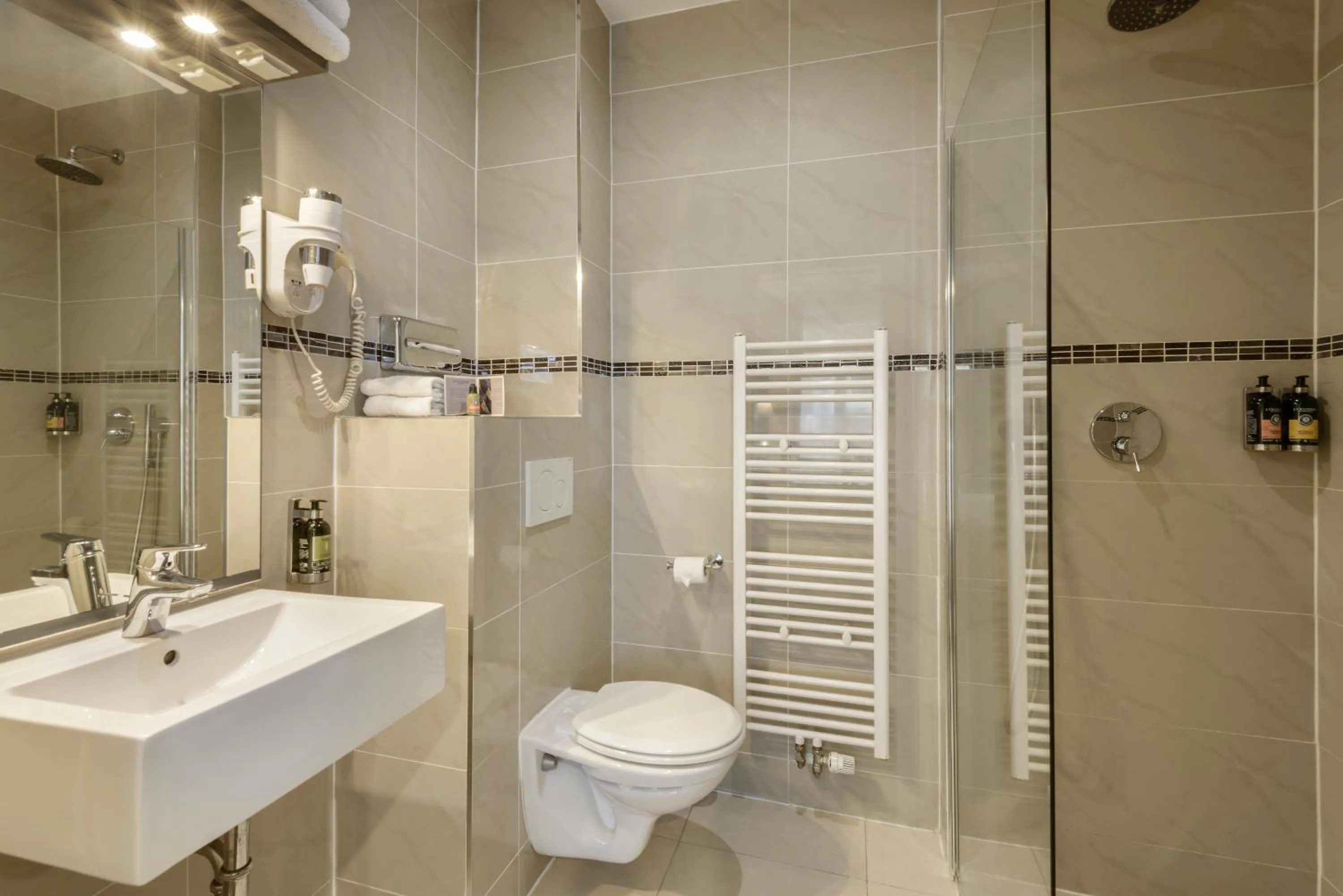 Bathroom in Dansaert Hotel