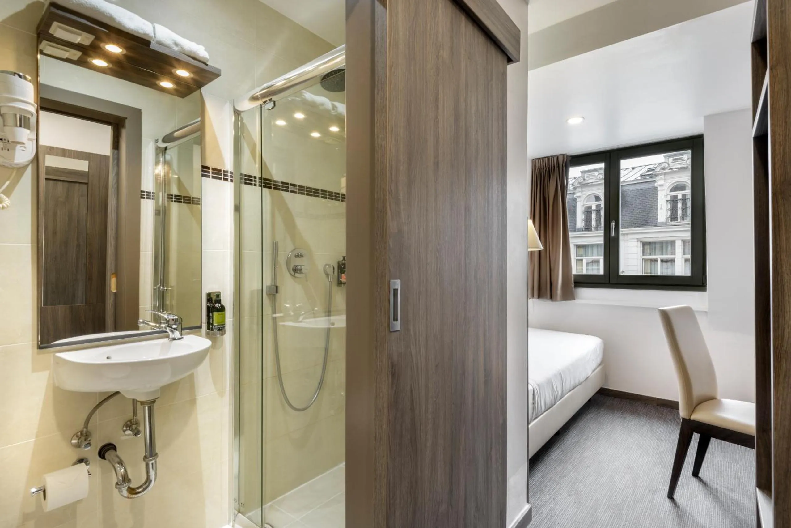 Bedroom, Bed in Dansaert Hotel