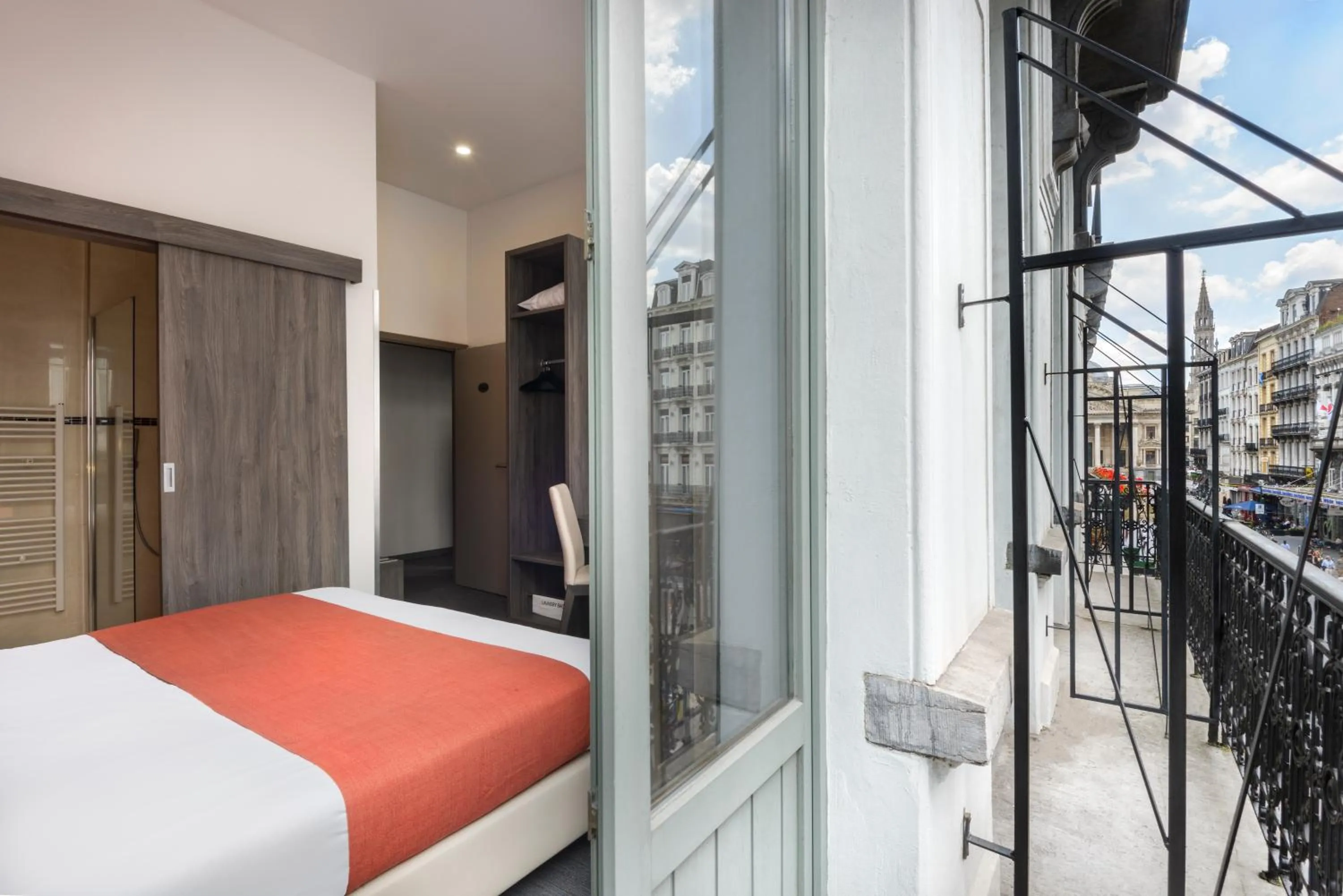 Balcony/Terrace, Bed in Dansaert Hotel