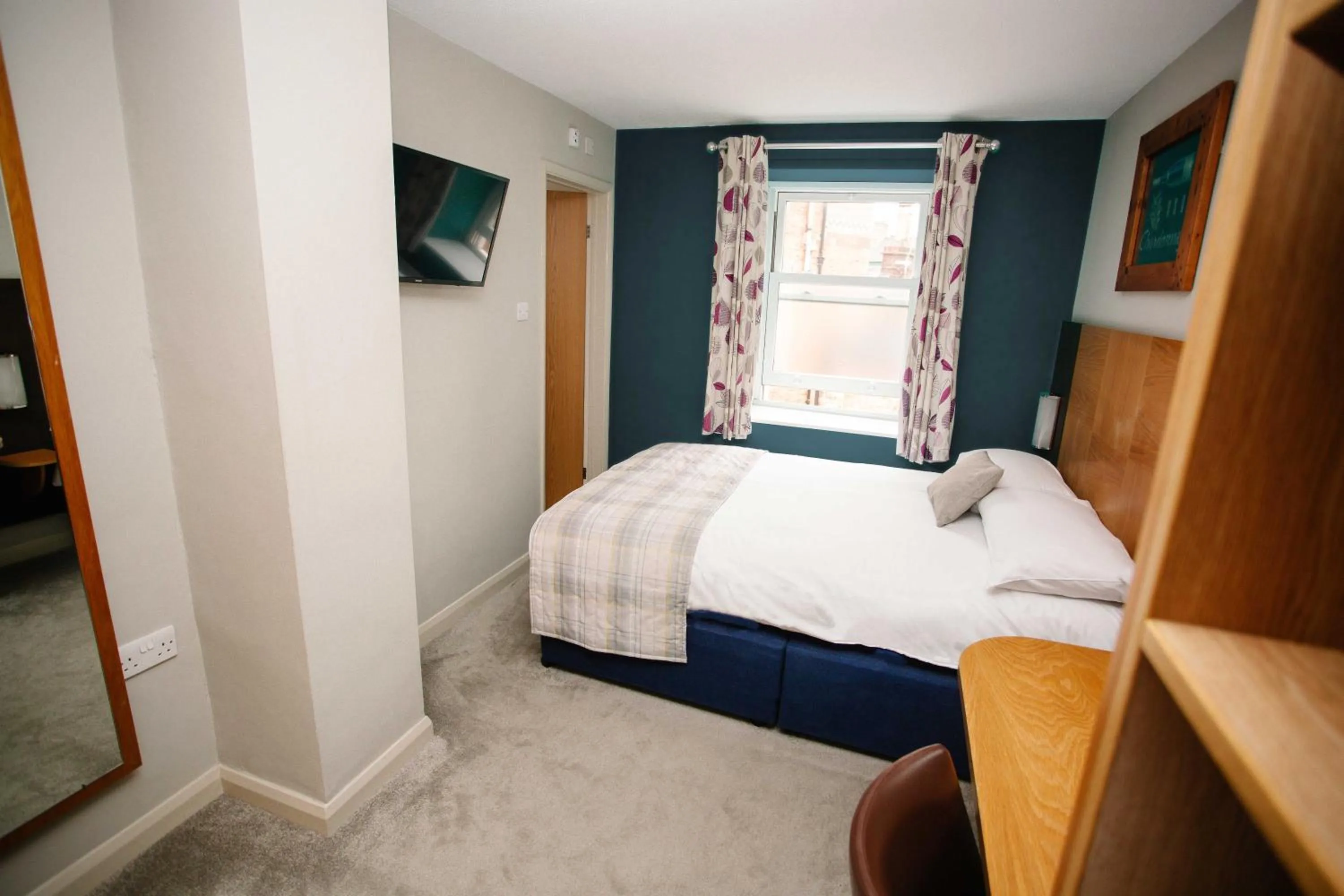 Bedroom, Bed in The Corner House Hotel