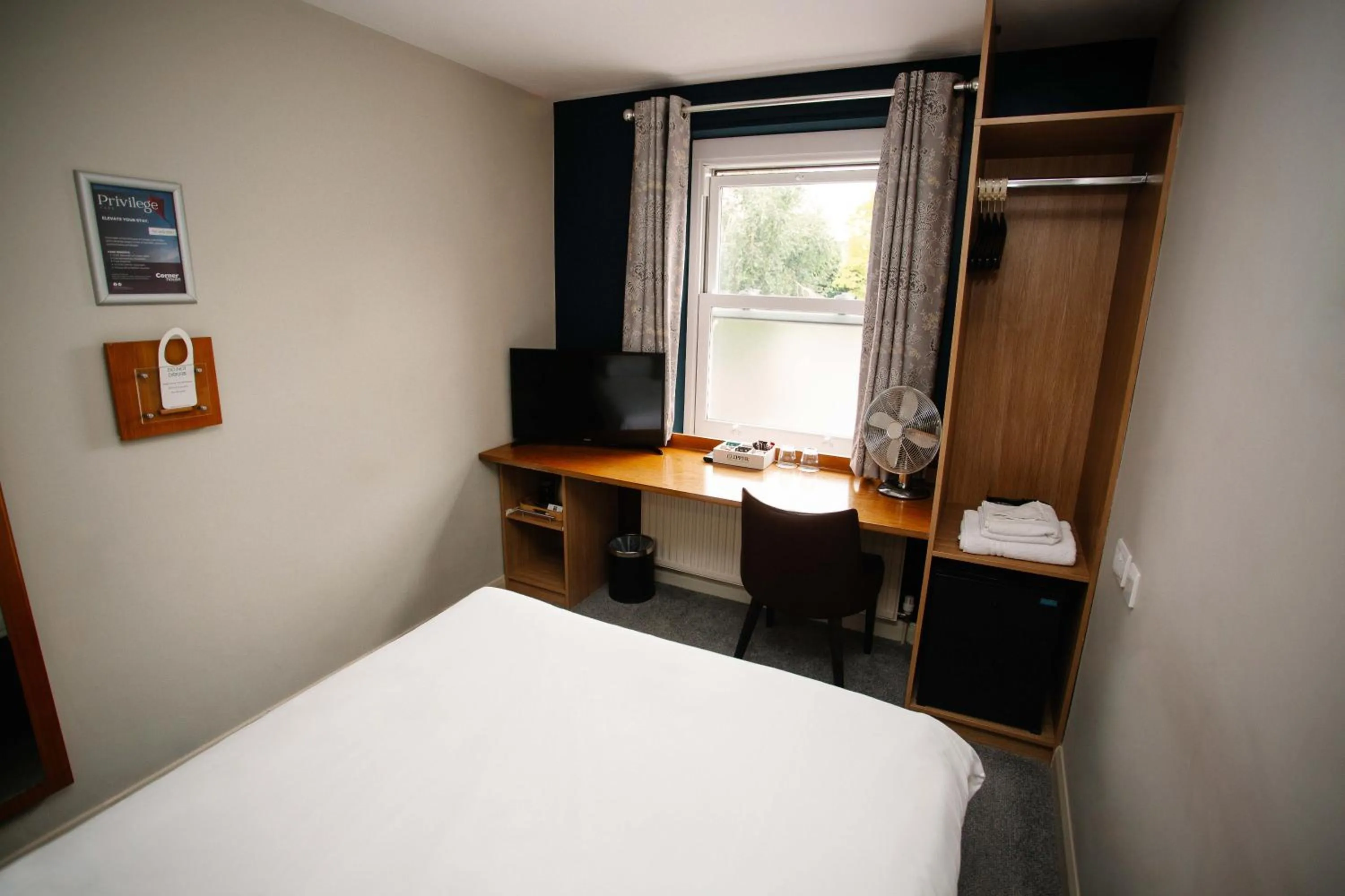 Bedroom, Bed in The Corner House Hotel